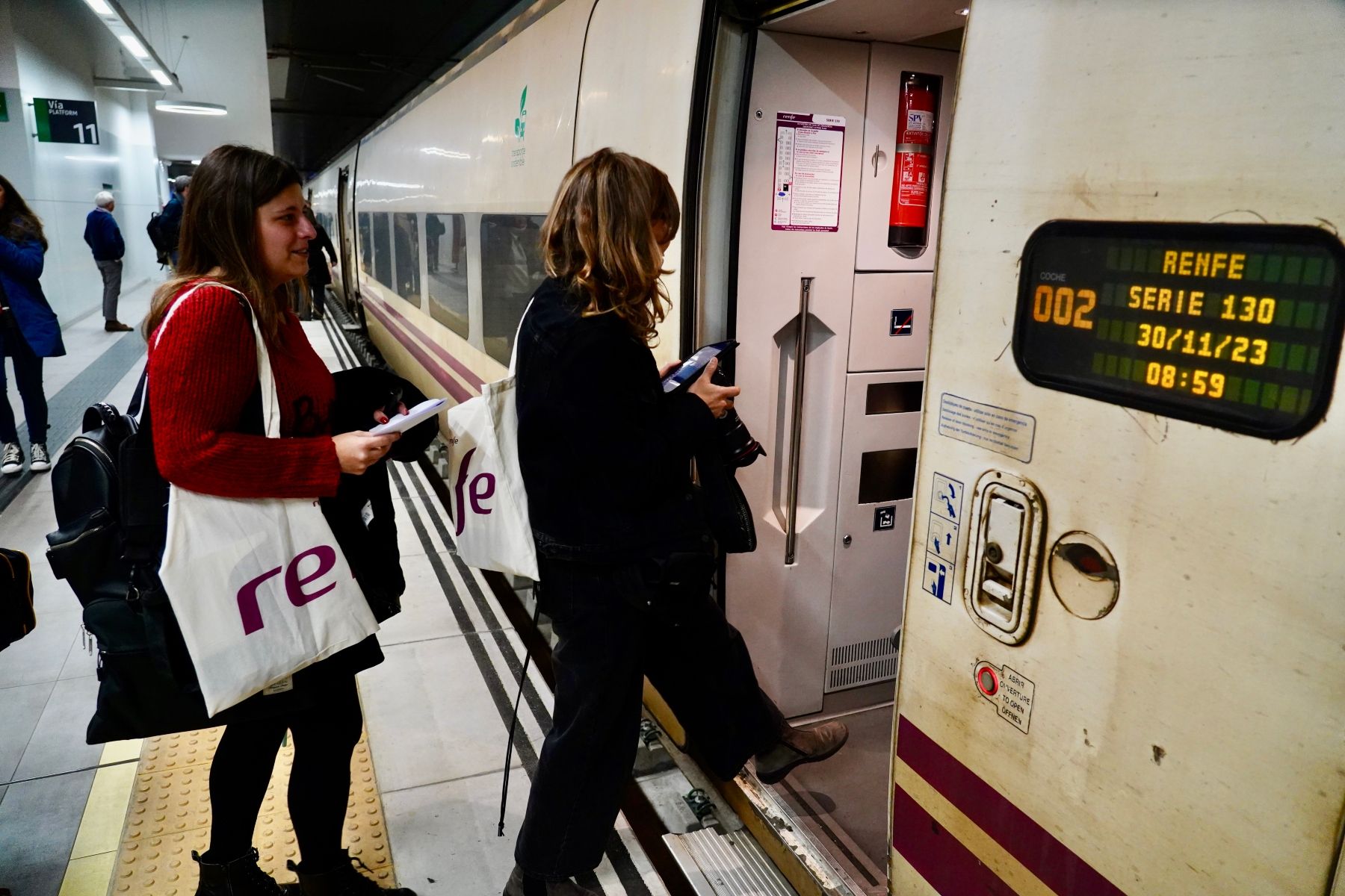 Primer trayecto con pasajeros entre León y Gijón tras la inauguración de la Variante de Pajares