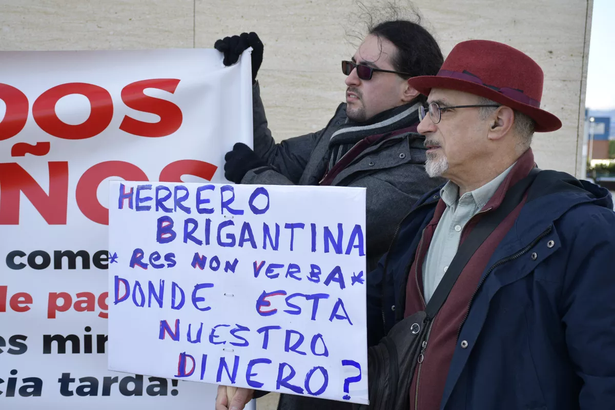 Nueva concentración de afectados en la sede de Herrero Brigantina en Ponferrada