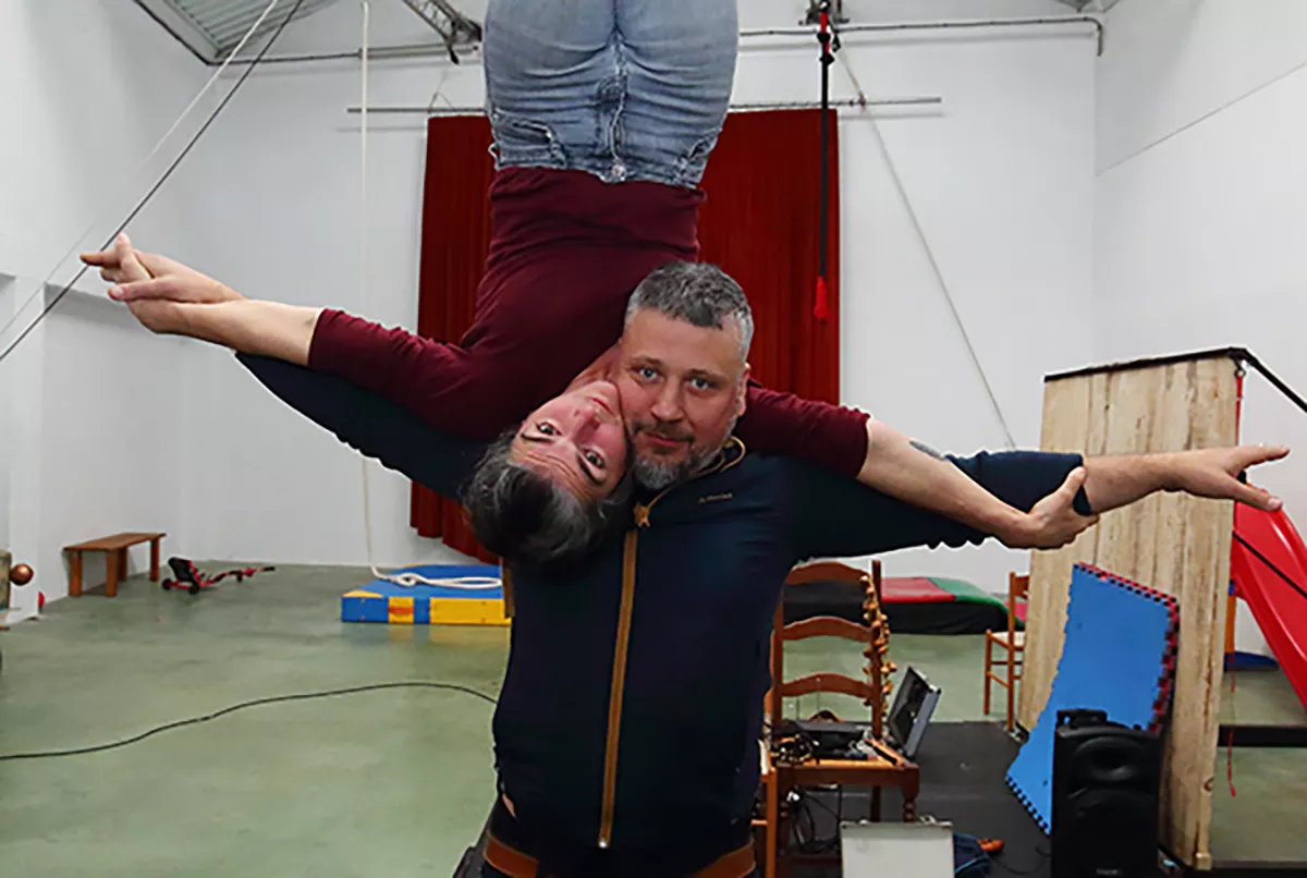 Morgane Jaudou y Marcos Rivas, creadores de la compañía de circo teatro Maintomano afincada en Ponferrada