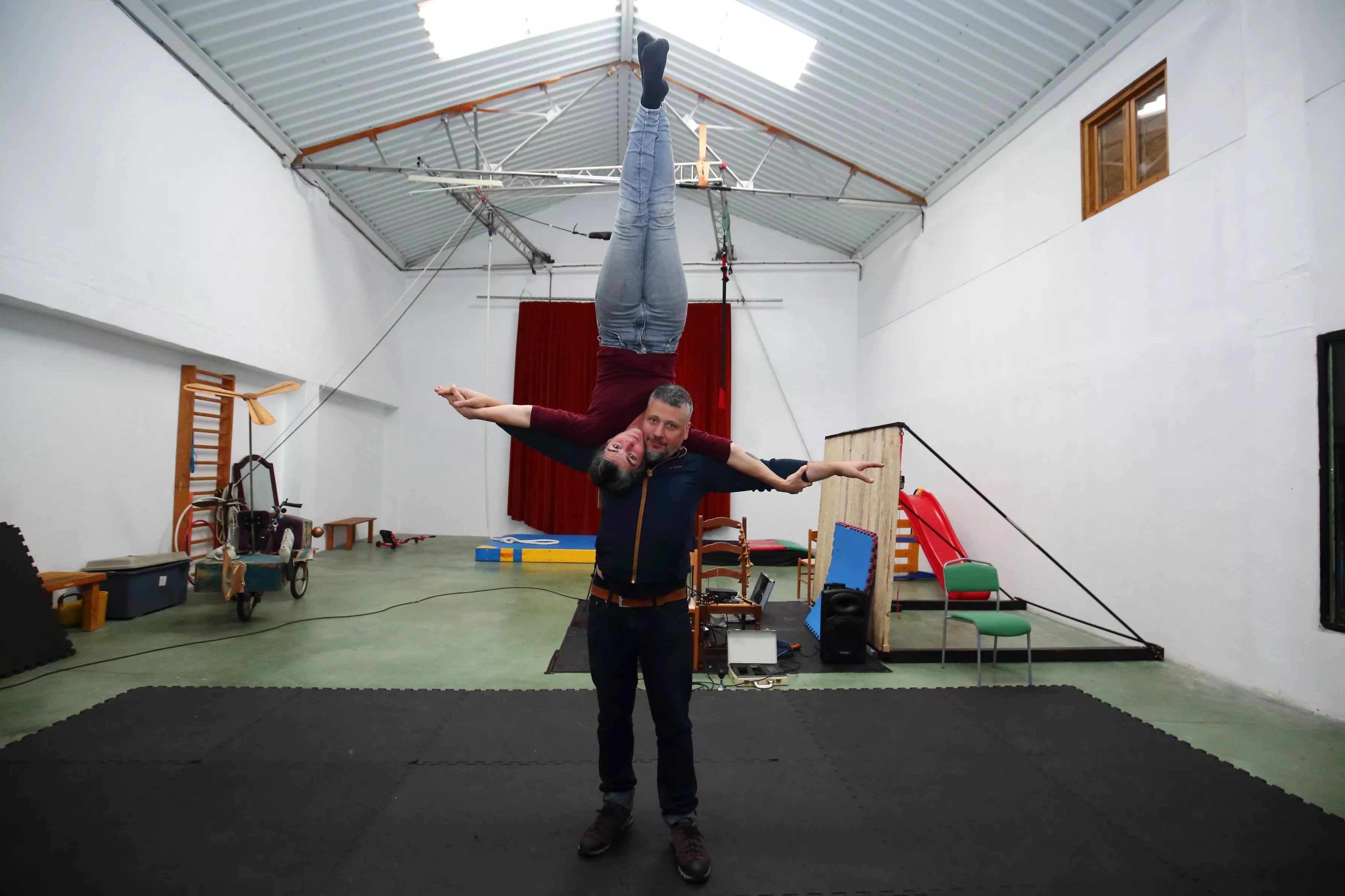 Morgane Jaudou y Marcos Rivas, creadores de la compañía de circo teatro Maintomano afincada en Ponferrada