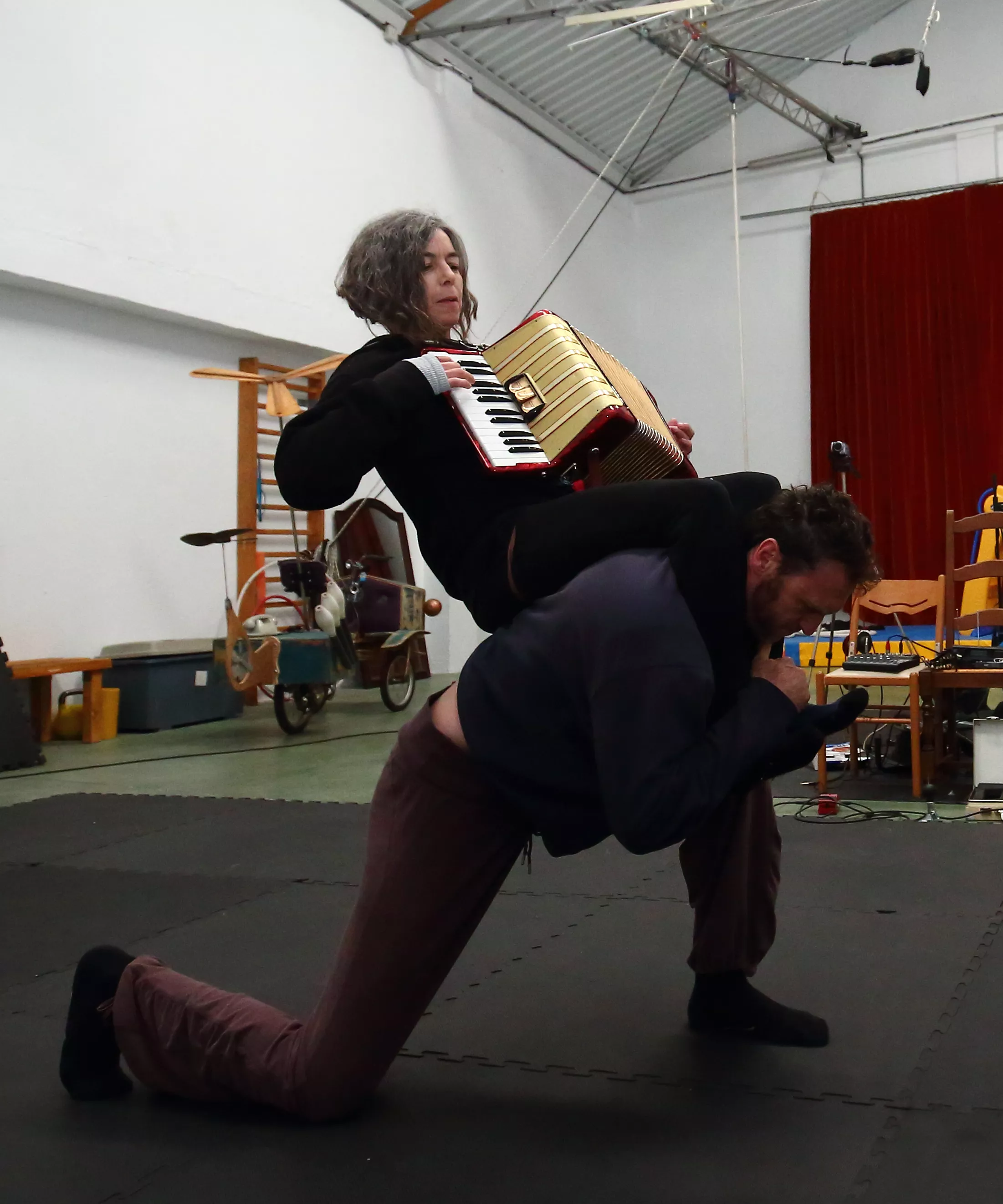 Ensayo de la compañía Circocido en las instalaciones de la compañía de circo teatro Maintomano afincada en Ponferrada