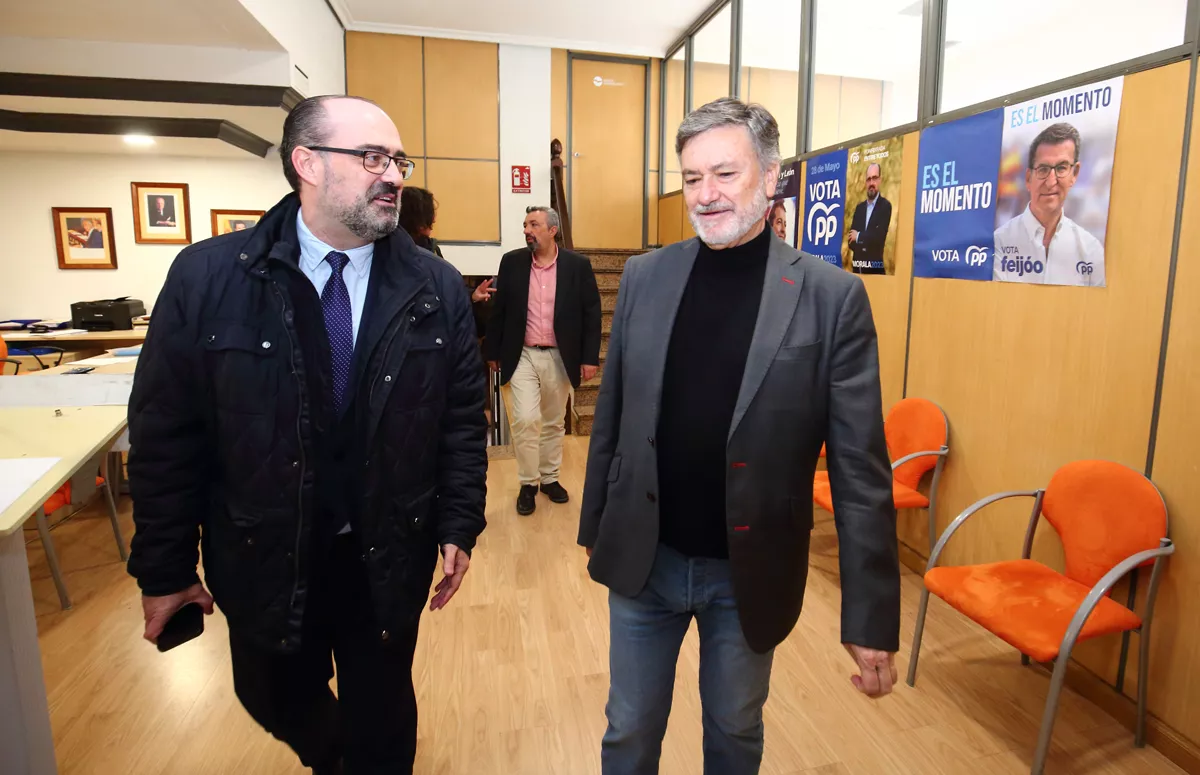 El secretario general del PP de Castilla y León, Francisco Vázquez, junto al alcalde de Ponferrada, Marco Morala