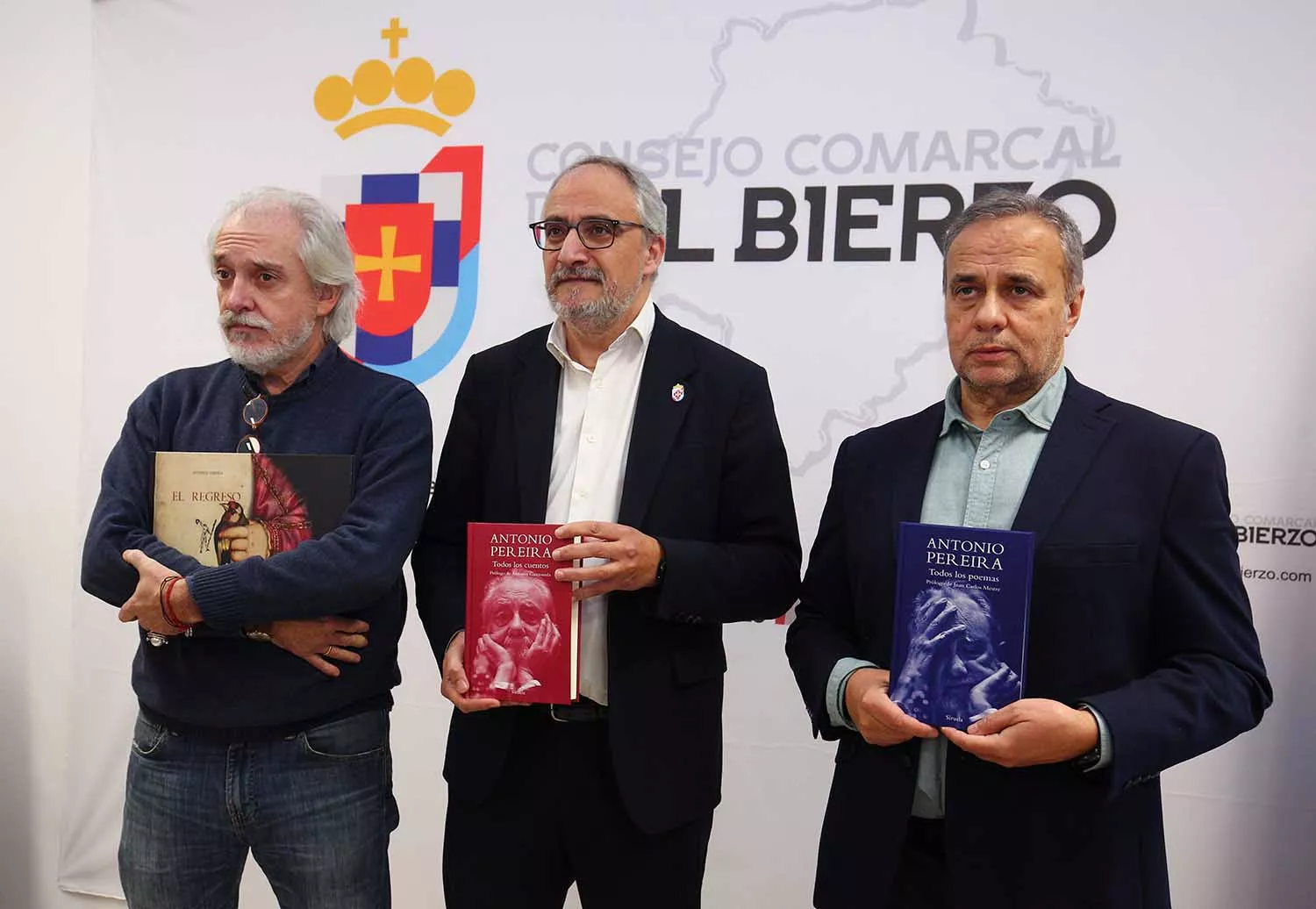 El presidente del Consejo Comarcal de El Bierzo, Olegario Ramón, y el de la Fundación Antonio Pereira, Joaquín Otero, presentan un proyecto de colaboración.