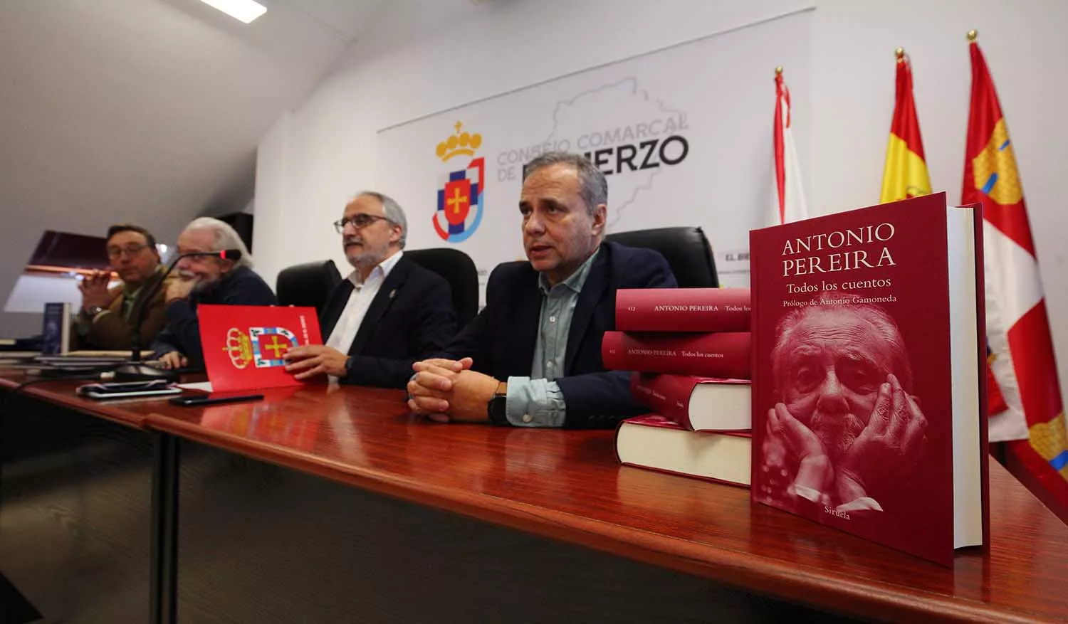 El presidente del Consejo Comarcal de El Bierzo, Olegario Ramón, y el de la Fundación Antonio Pereira, Joaquín Otero, presentan un proyecto de colaboración