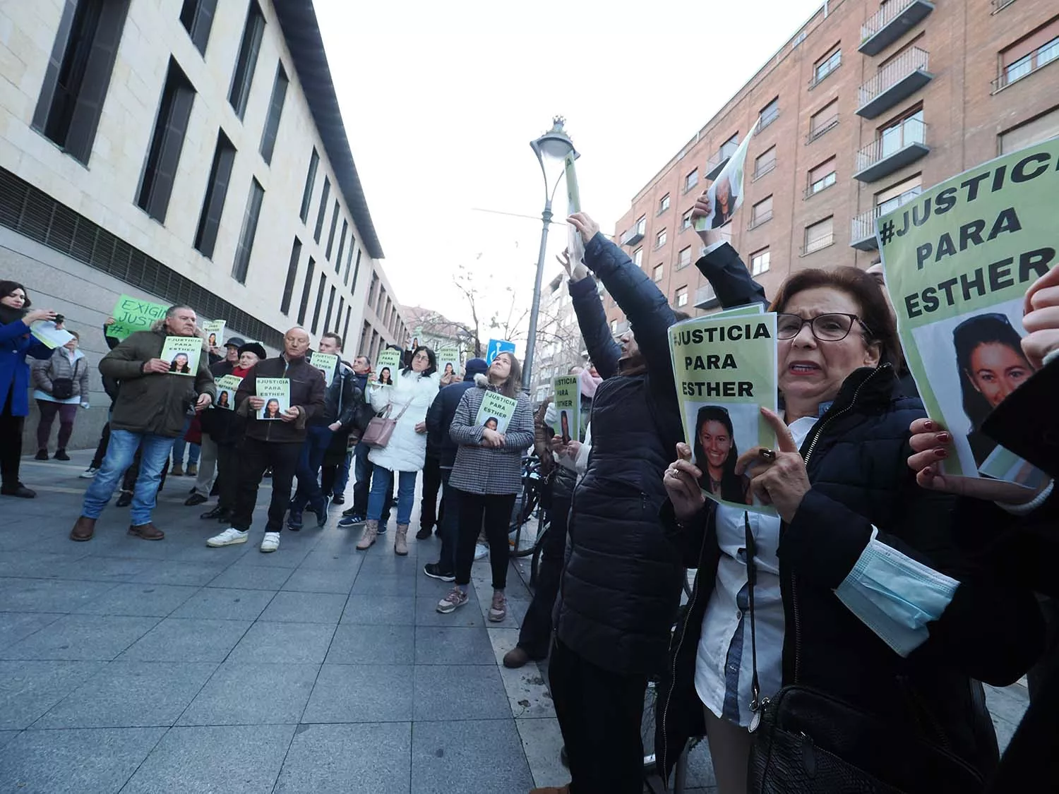 Protesta ante los juzgados por la declaración del principal sospechoso del asesinato de Esther López