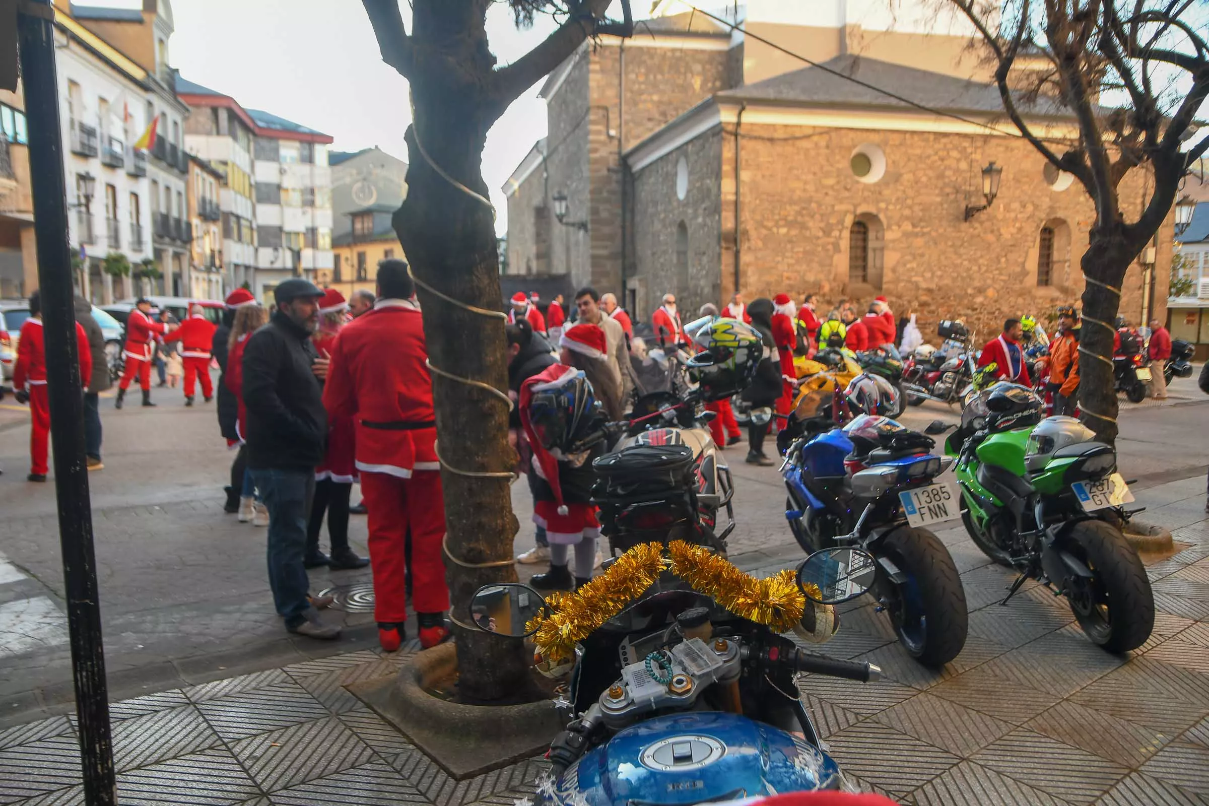 Papanoeles en moto en Bembibre a beneficio de la campaña de juguetes de Cruz Roja