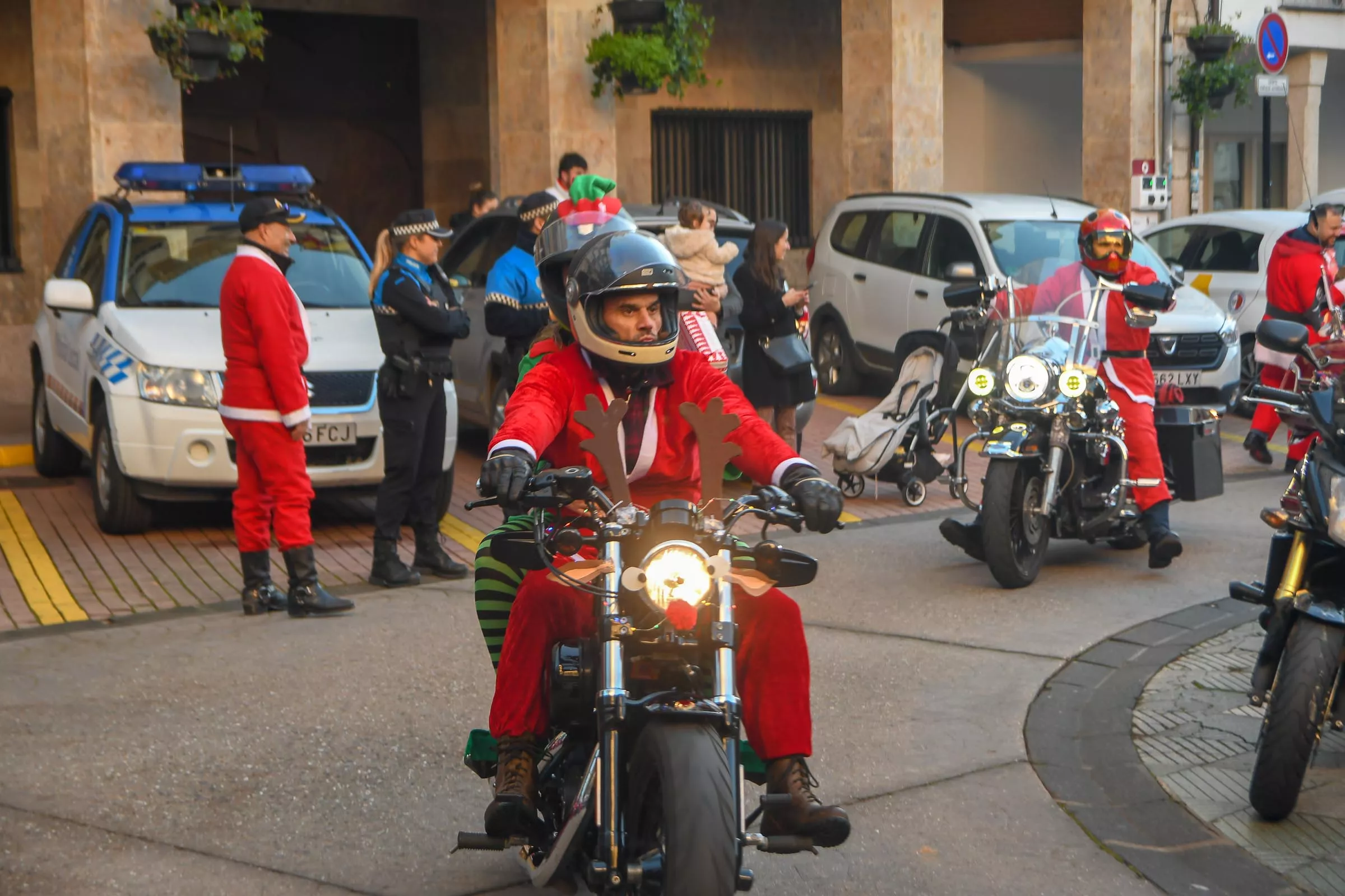 Papanoeles en moto en Bembibre a beneficio de la campaña de juguetes de Cruz Roja