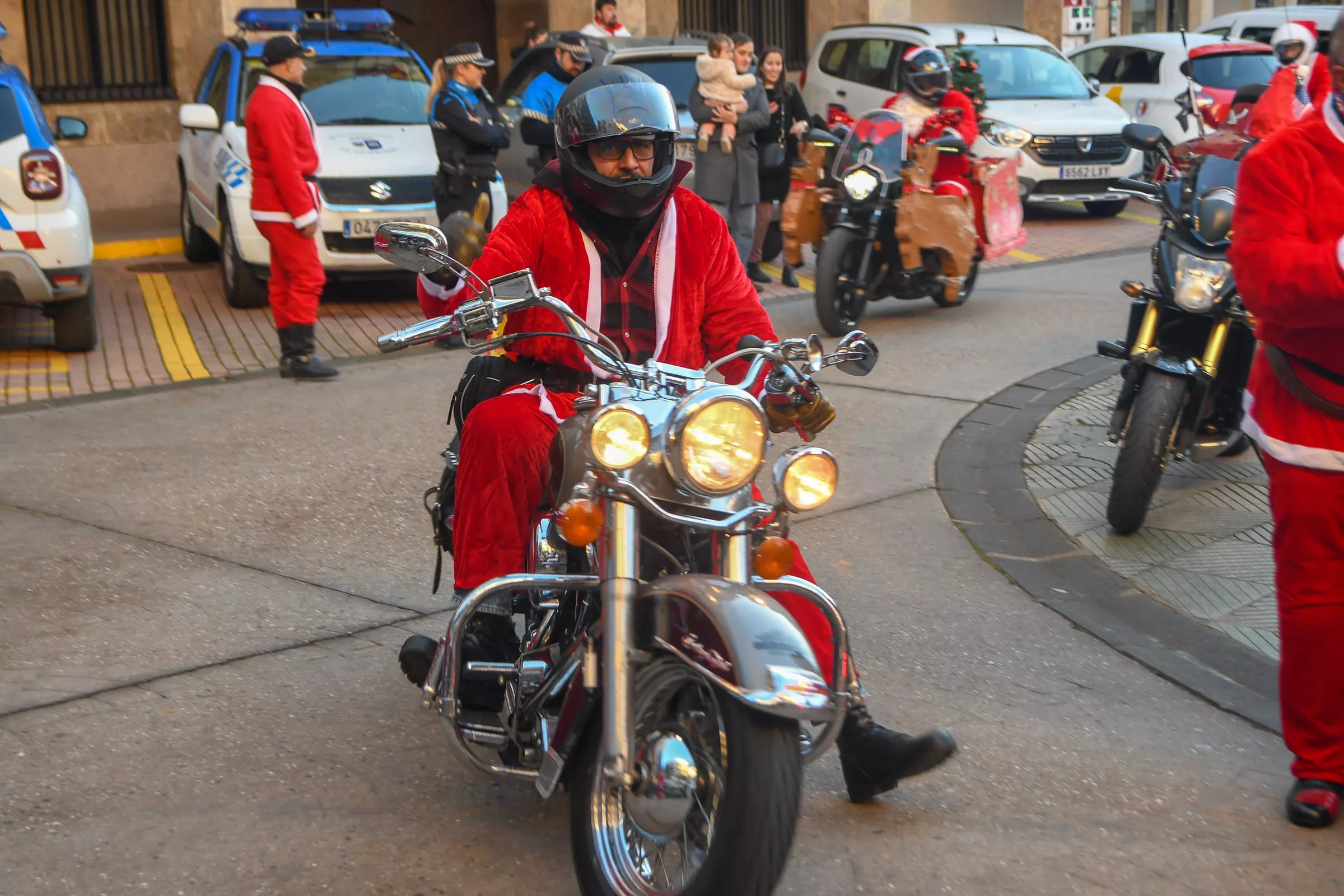 Papanoeles en moto en Bembibre a beneficio de la campaña de juguetes de Cruz Roja