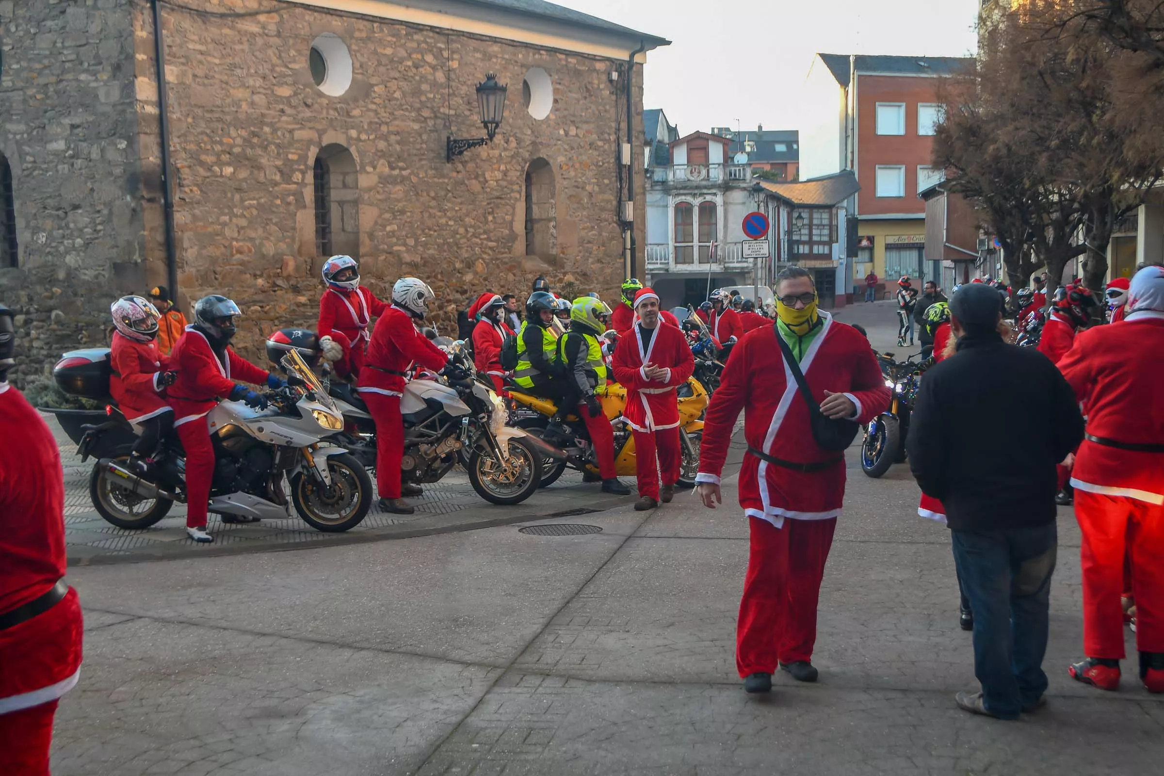 Papanoeles en moto en Bembibre a beneficio de la campaña de juguetes de Cruz Roja