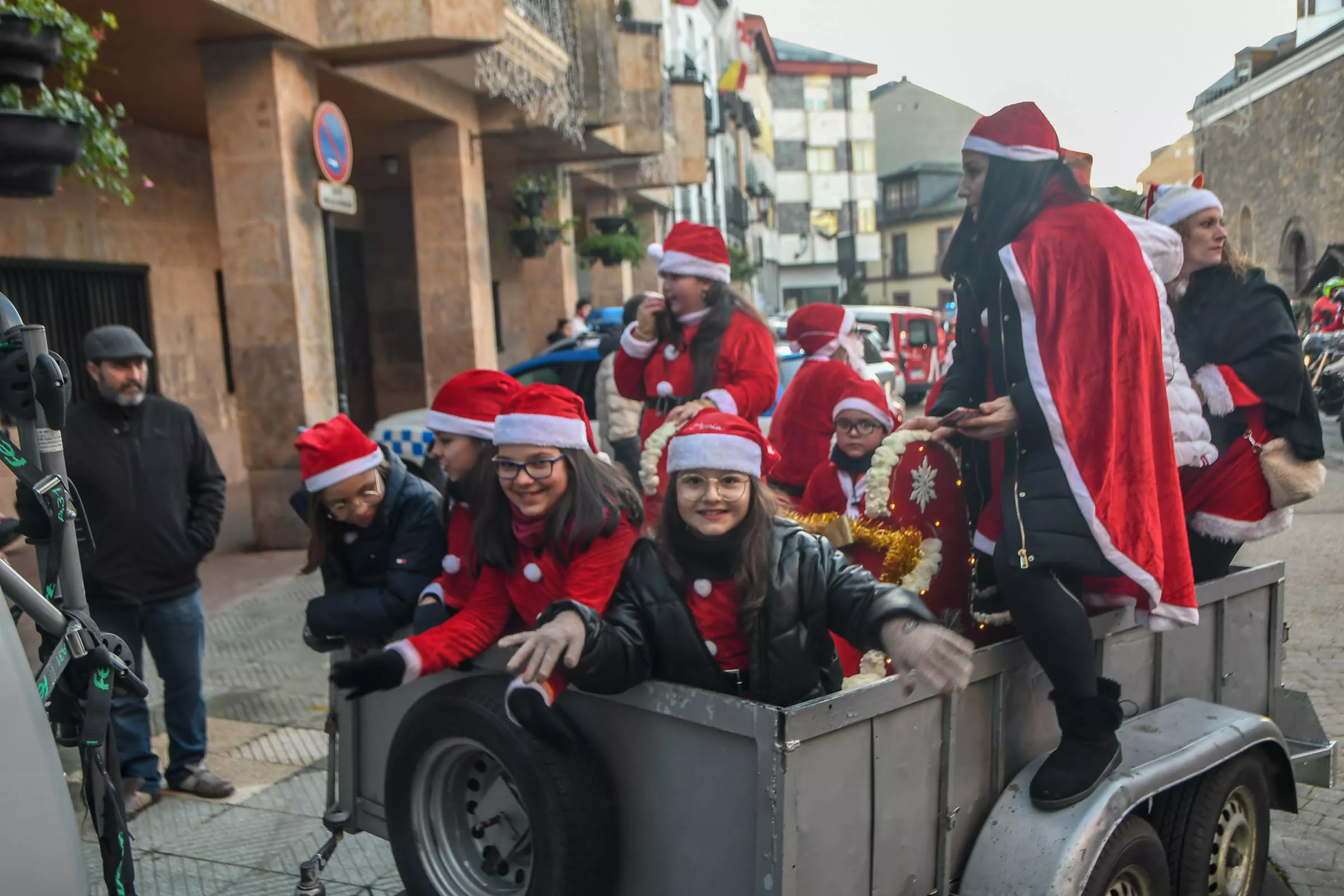 Papanoeles en moto en Bembibre a beneficio de la campaña de juguetes de Cruz Roja