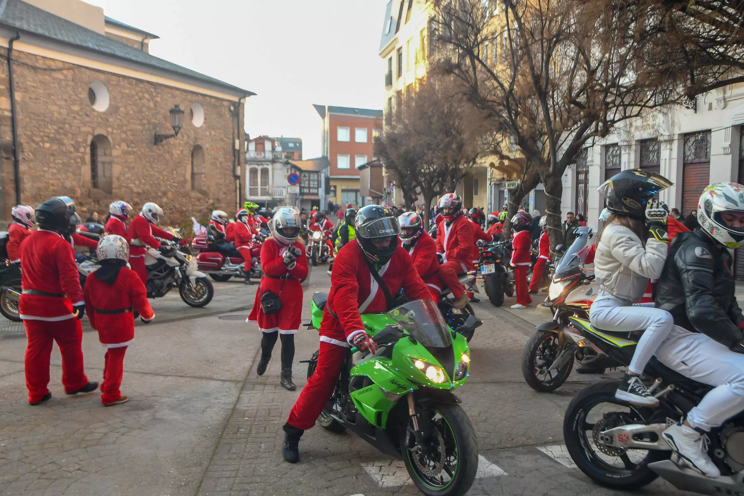 Papanoeles en moto en Bembibre a beneficio de la campaña de juguetes de Cruz Roja