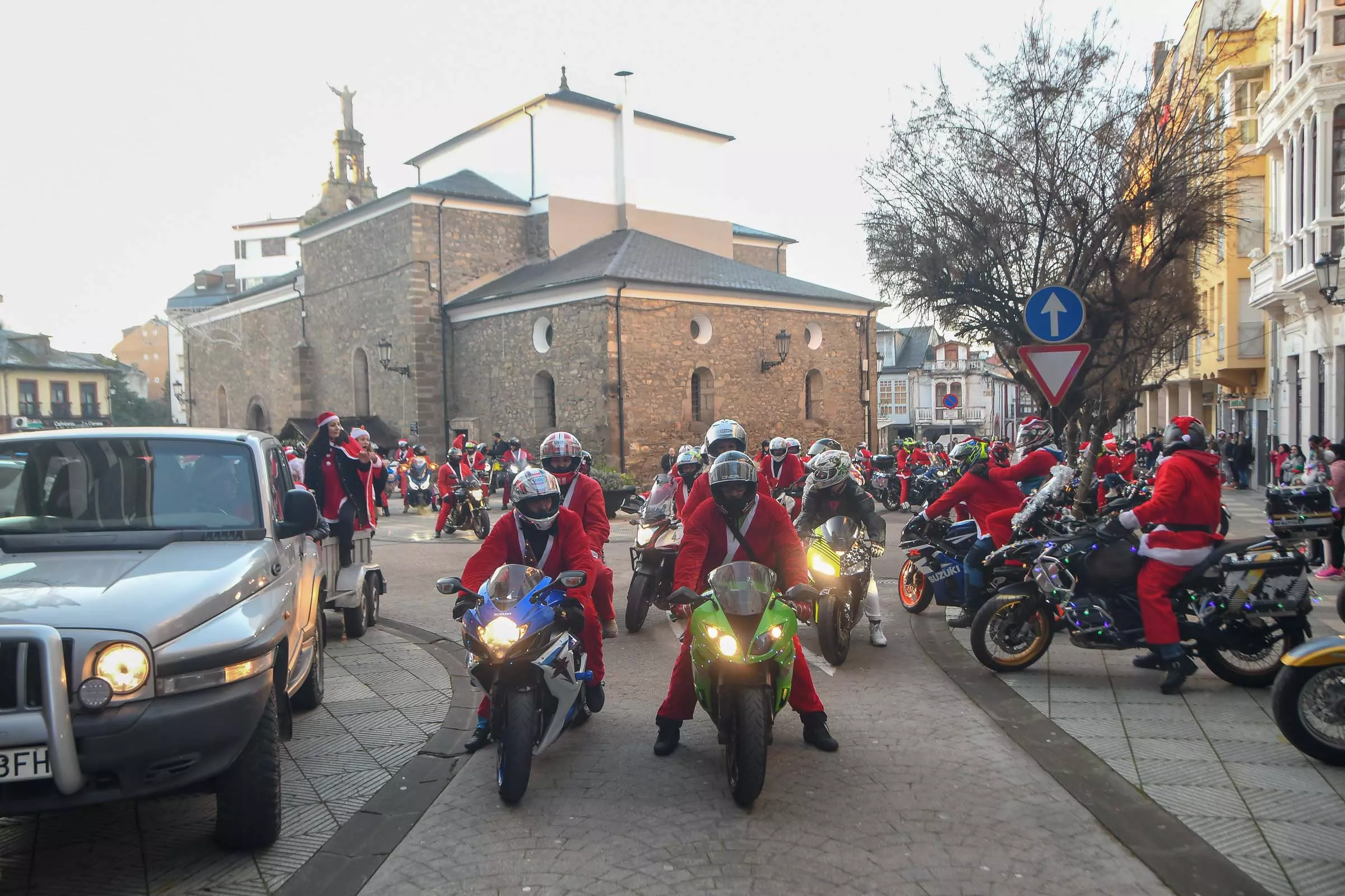 Papanoeles en moto en Bembibre a beneficio de la campaña de juguetes de Cruz Roja