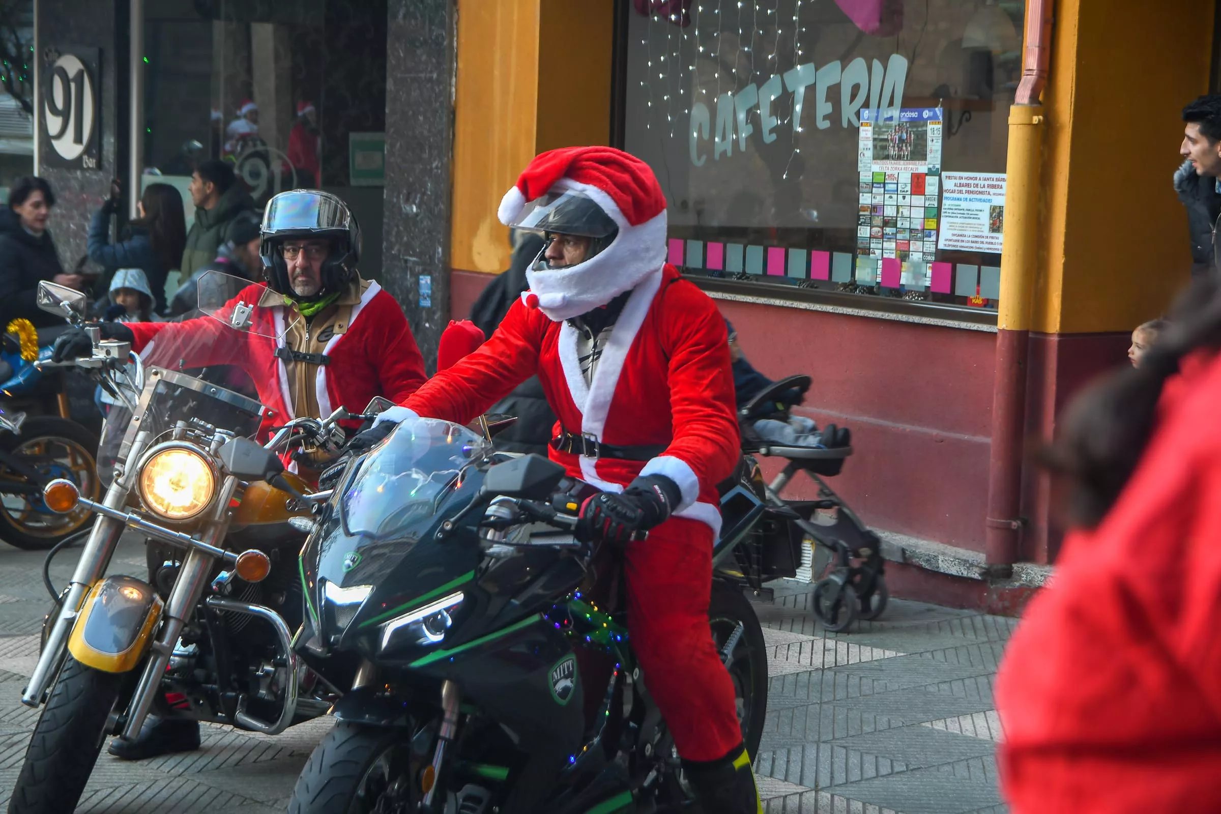 Papanoeles en moto en Bembibre a beneficio de la campaña de juguetes de Cruz Roja