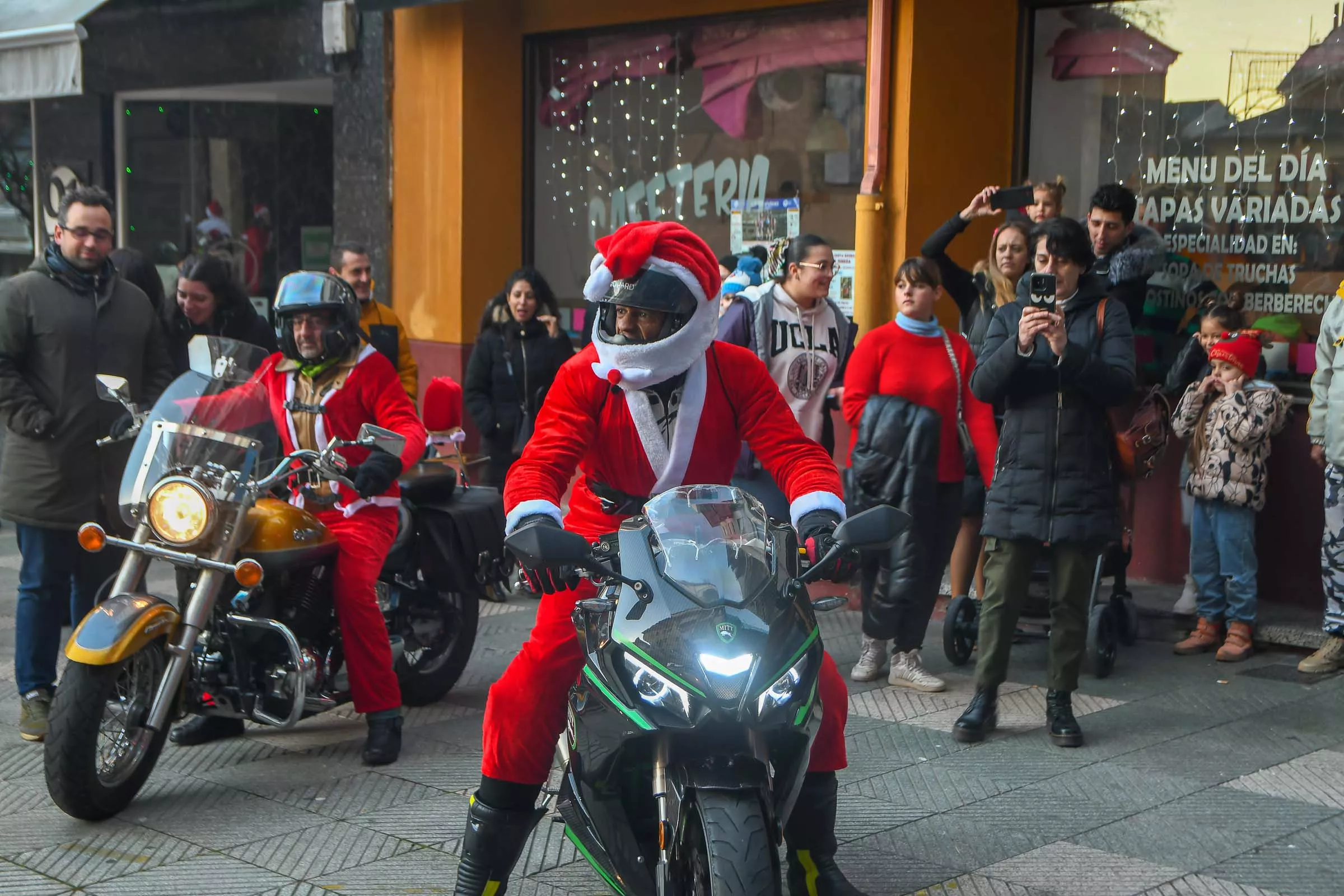 Papanoeles en moto en Bembibre a beneficio de la campaña de juguetes de Cruz Roja