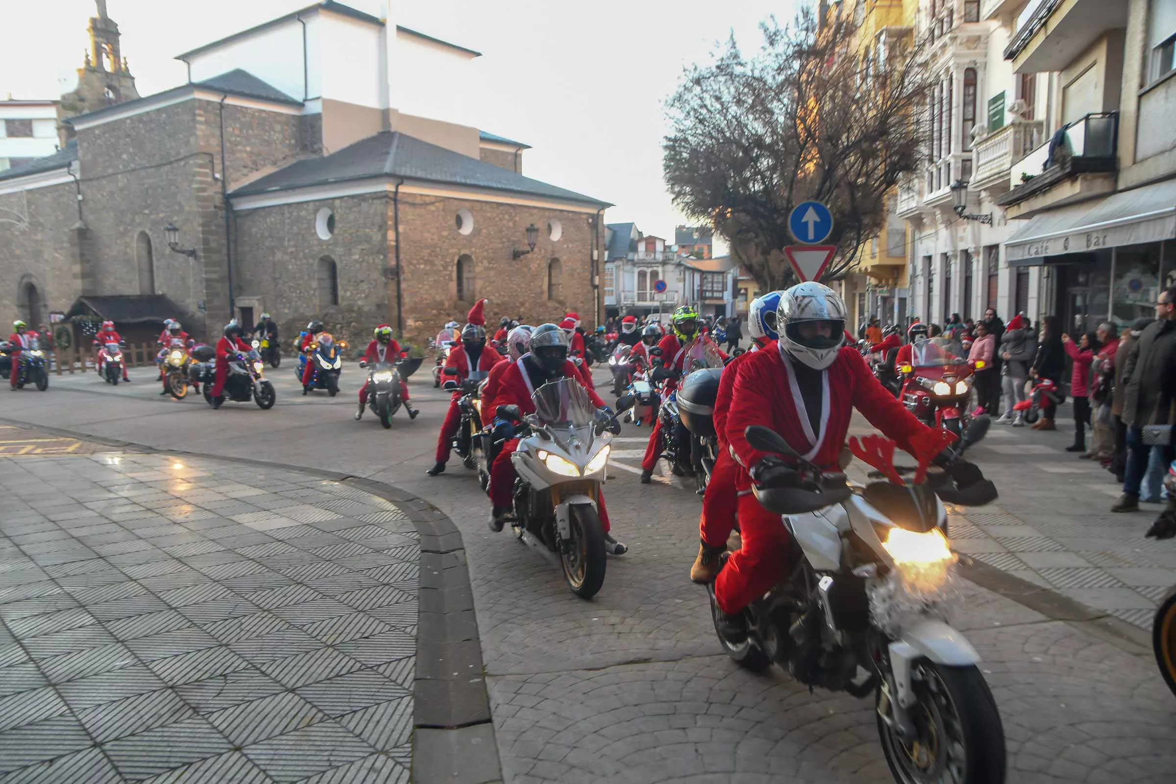 Papanoeles en moto en Bembibre a beneficio de la campaña de juguetes de Cruz Roja