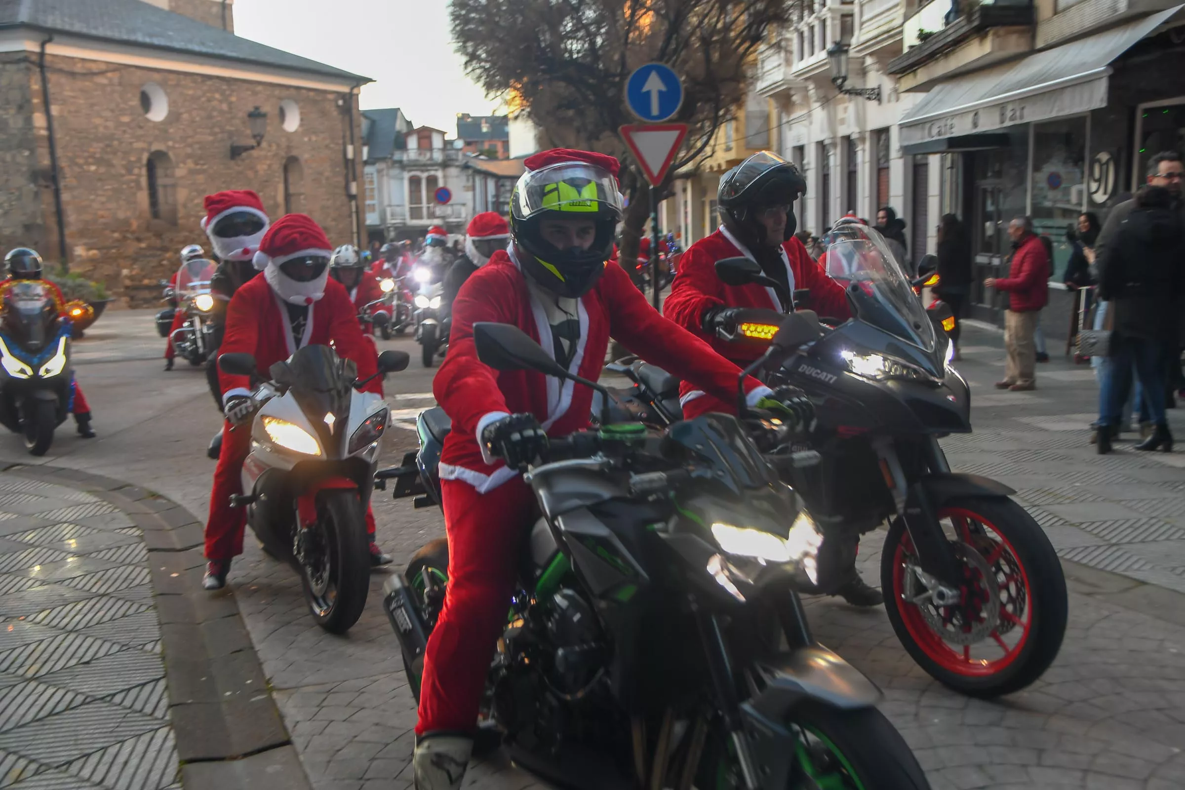 Papanoeles en moto en Bembibre a beneficio de la campaña de juguetes de Cruz Roja