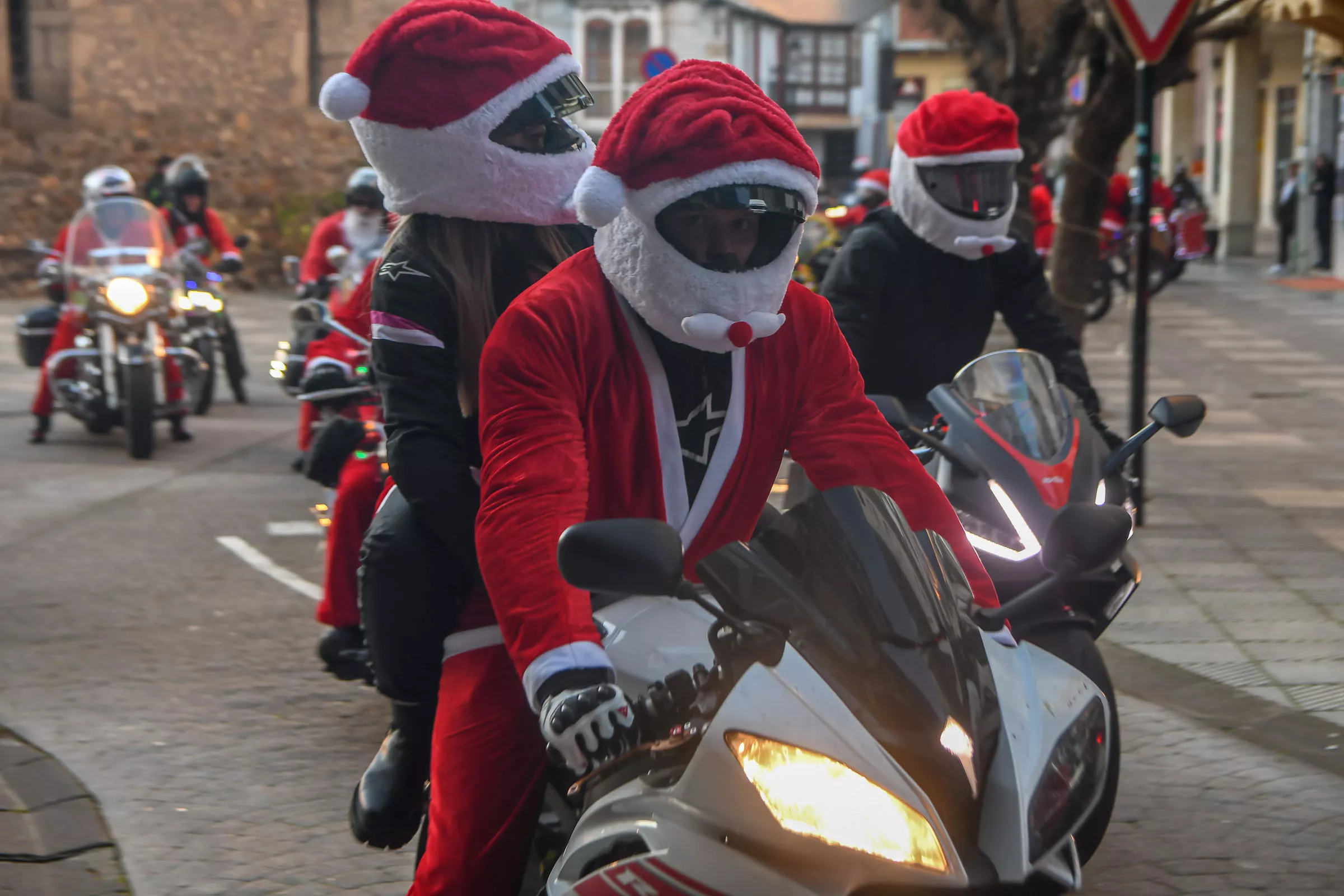 Papanoeles en moto en Bembibre a beneficio de la campaña de juguetes de Cruz Roja