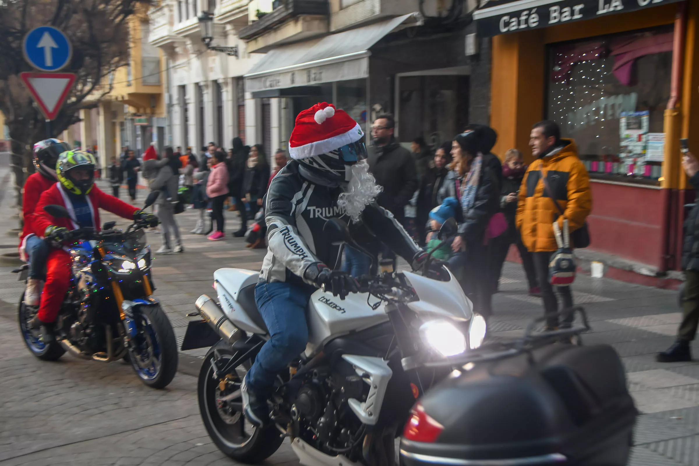 Papanoeles en moto en Bembibre a beneficio de la campaña de juguetes de Cruz Roja