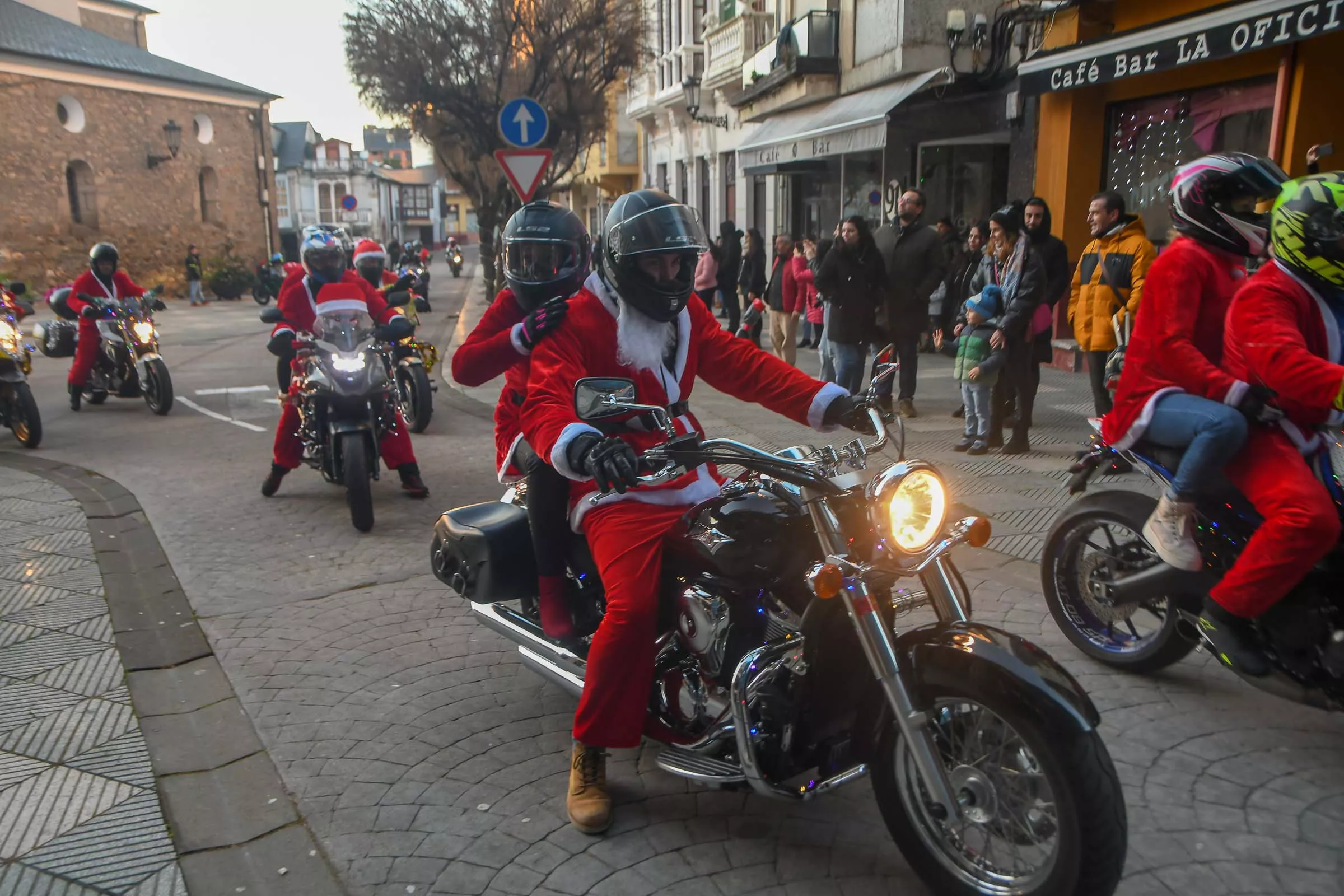 Papanoeles en moto en Bembibre a beneficio de la campaña de juguetes de Cruz Roja