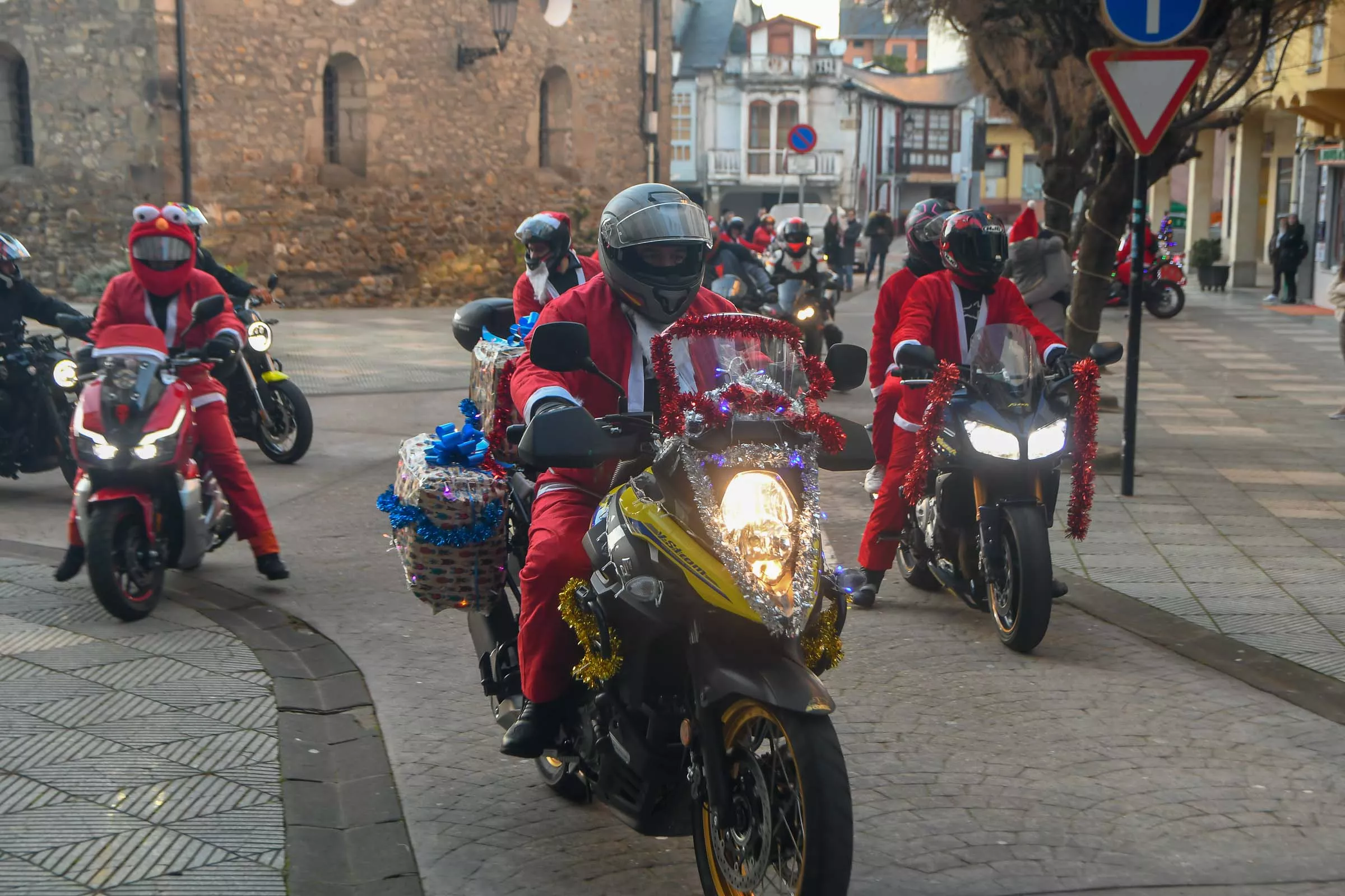 Papanoeles en moto en Bembibre a beneficio de la campaña de juguetes de Cruz Roja