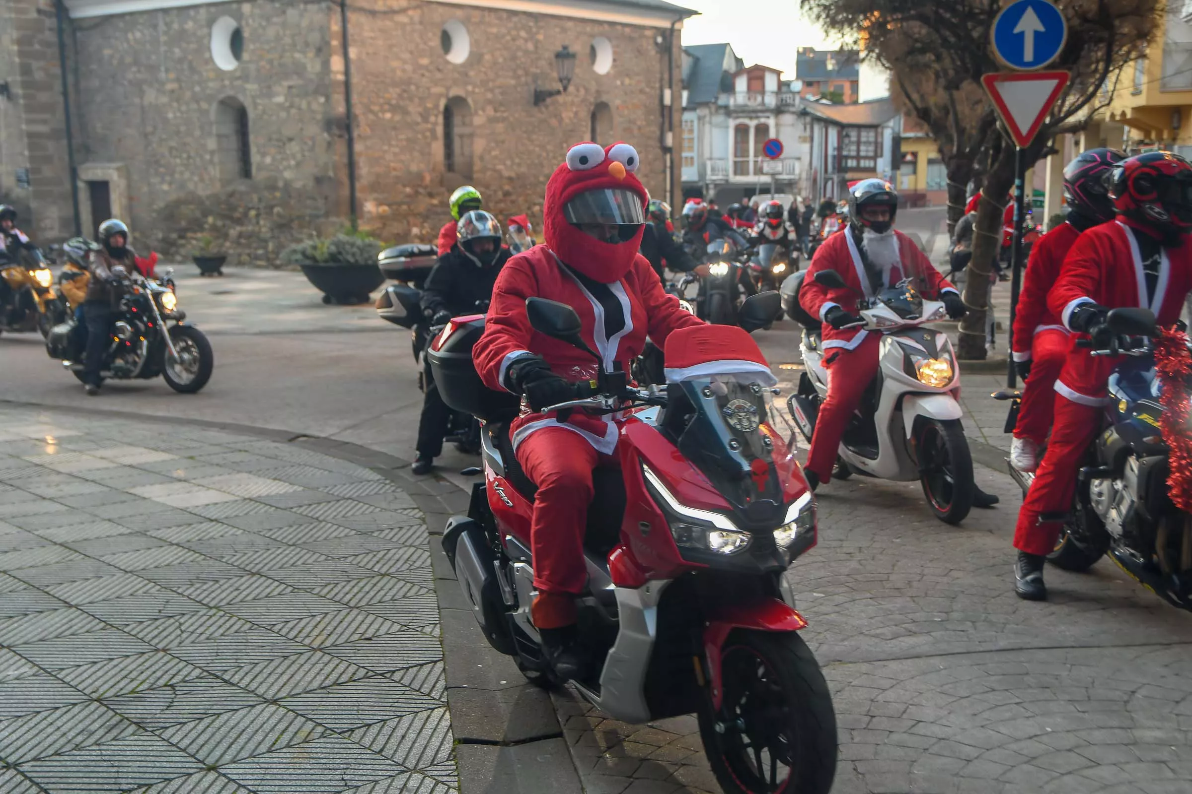 Papanoeles en moto en Bembibre a beneficio de la campaña de juguetes de Cruz Roja