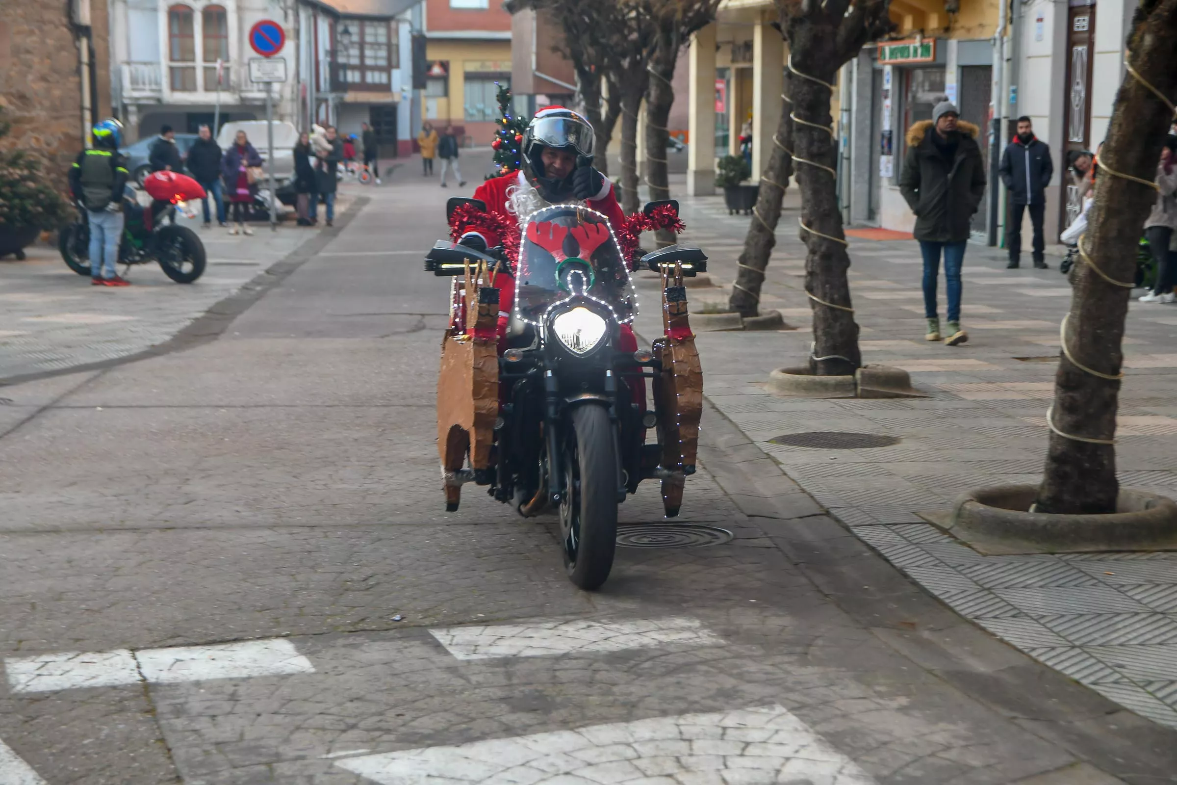 Papanoeles en moto en Bembibre a beneficio de la campaña de juguetes de Cruz Roja