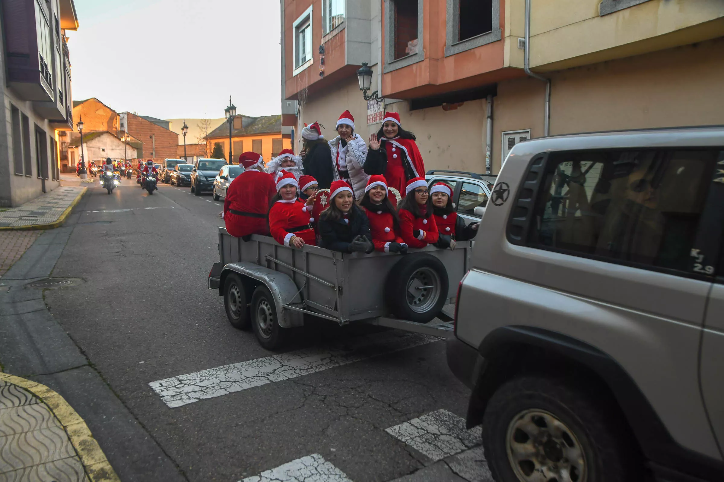 Papanoeles en moto en Bembibre a beneficio de la campaña de juguetes de Cruz Roja