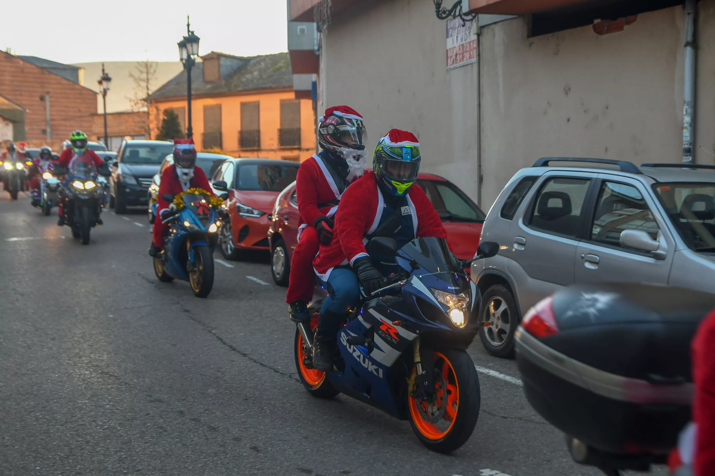 Papanoeles en moto en Bembibre a beneficio de la campaña de juguetes de Cruz Roja