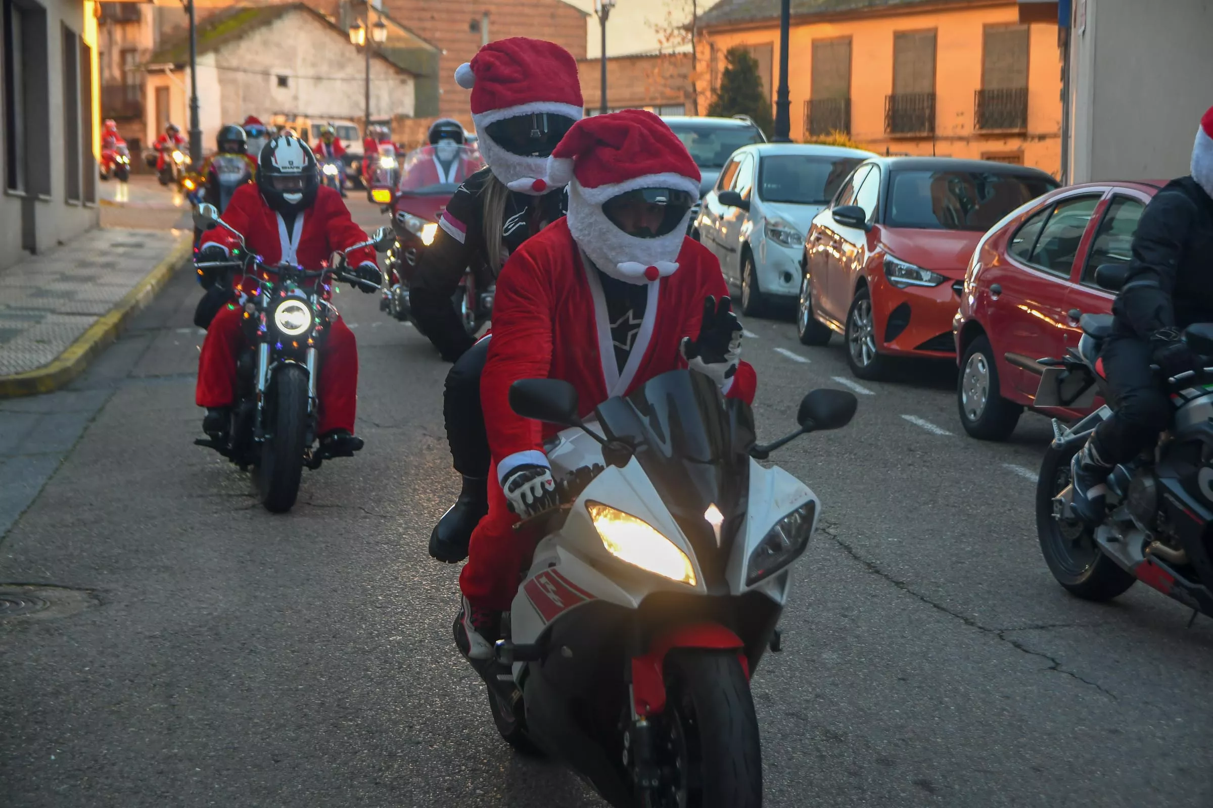 Papanoeles en moto en Bembibre a beneficio de la campaña de juguetes de Cruz Roja