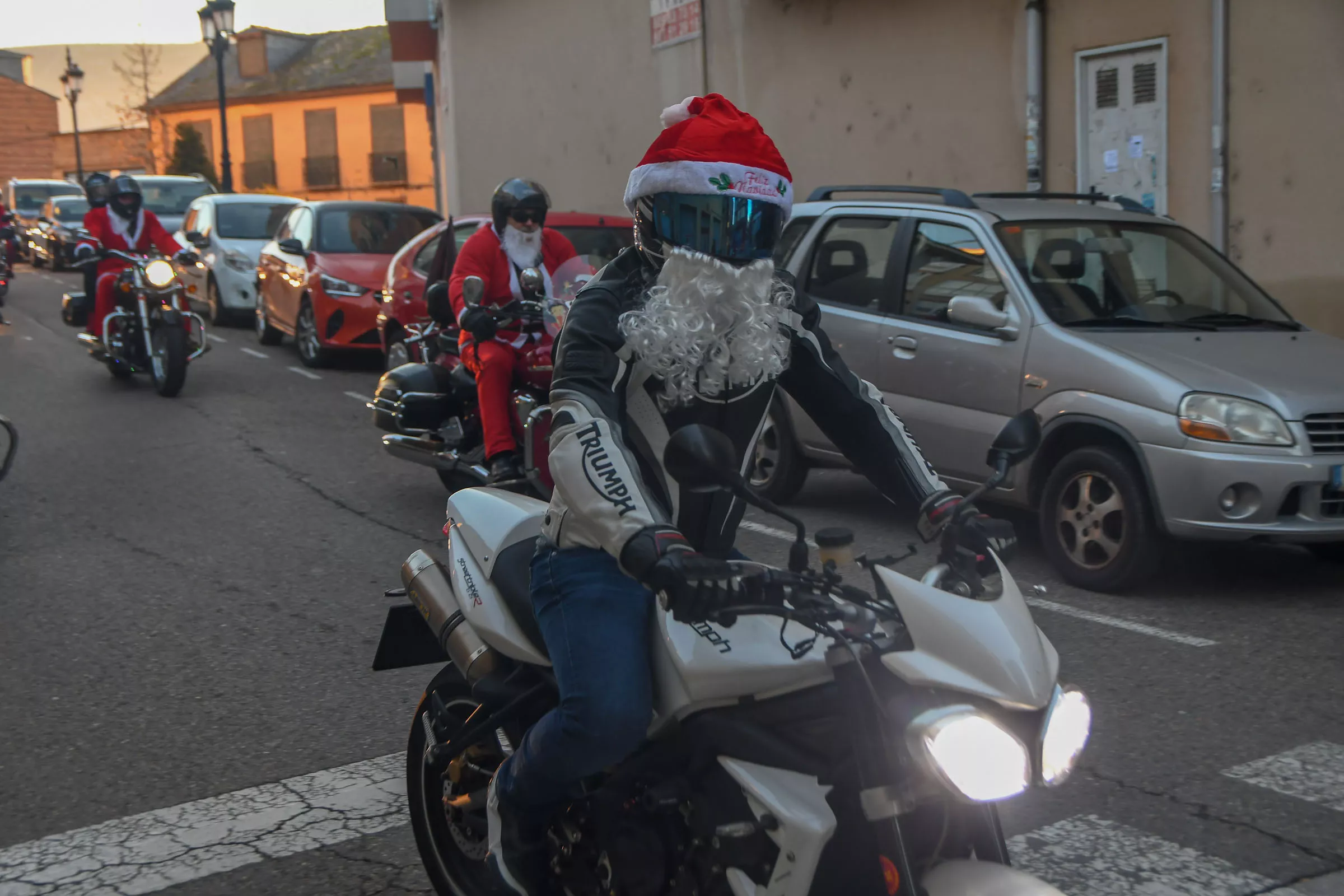 Papanoeles en moto en Bembibre a beneficio de la campaña de juguetes de Cruz Roja