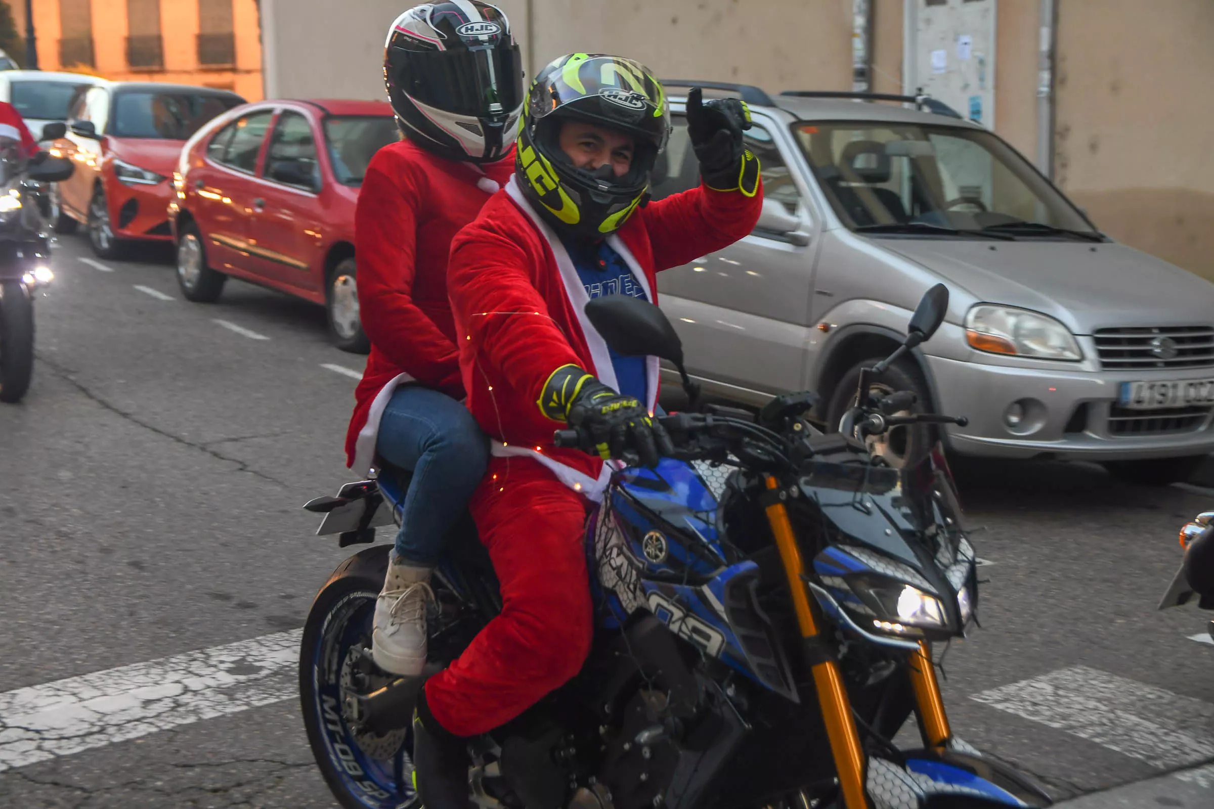 Papanoeles en moto en Bembibre a beneficio de la campaña de juguetes de Cruz Roja