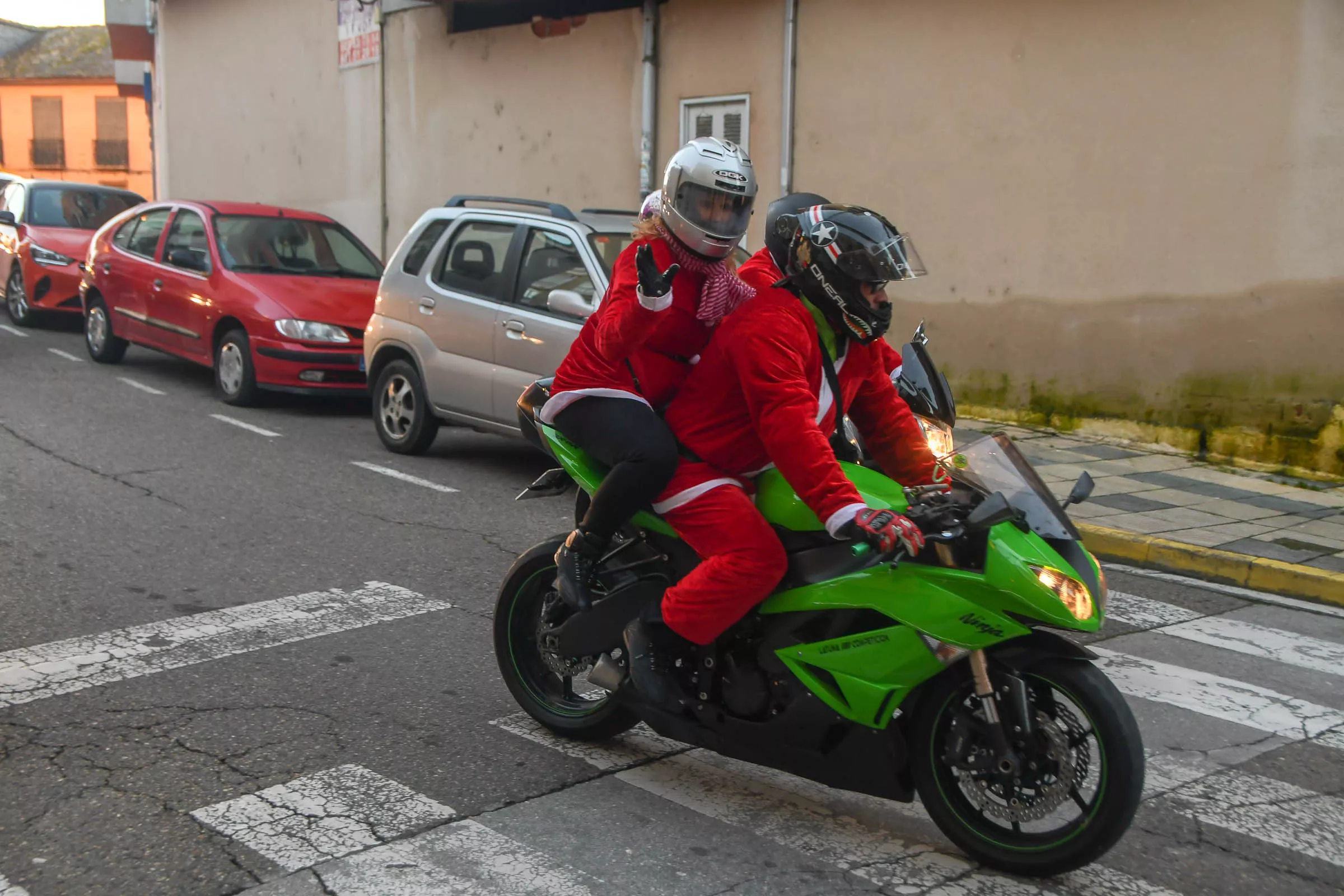 Papanoeles en moto en Bembibre a beneficio de la campaña de juguetes de Cruz Roja