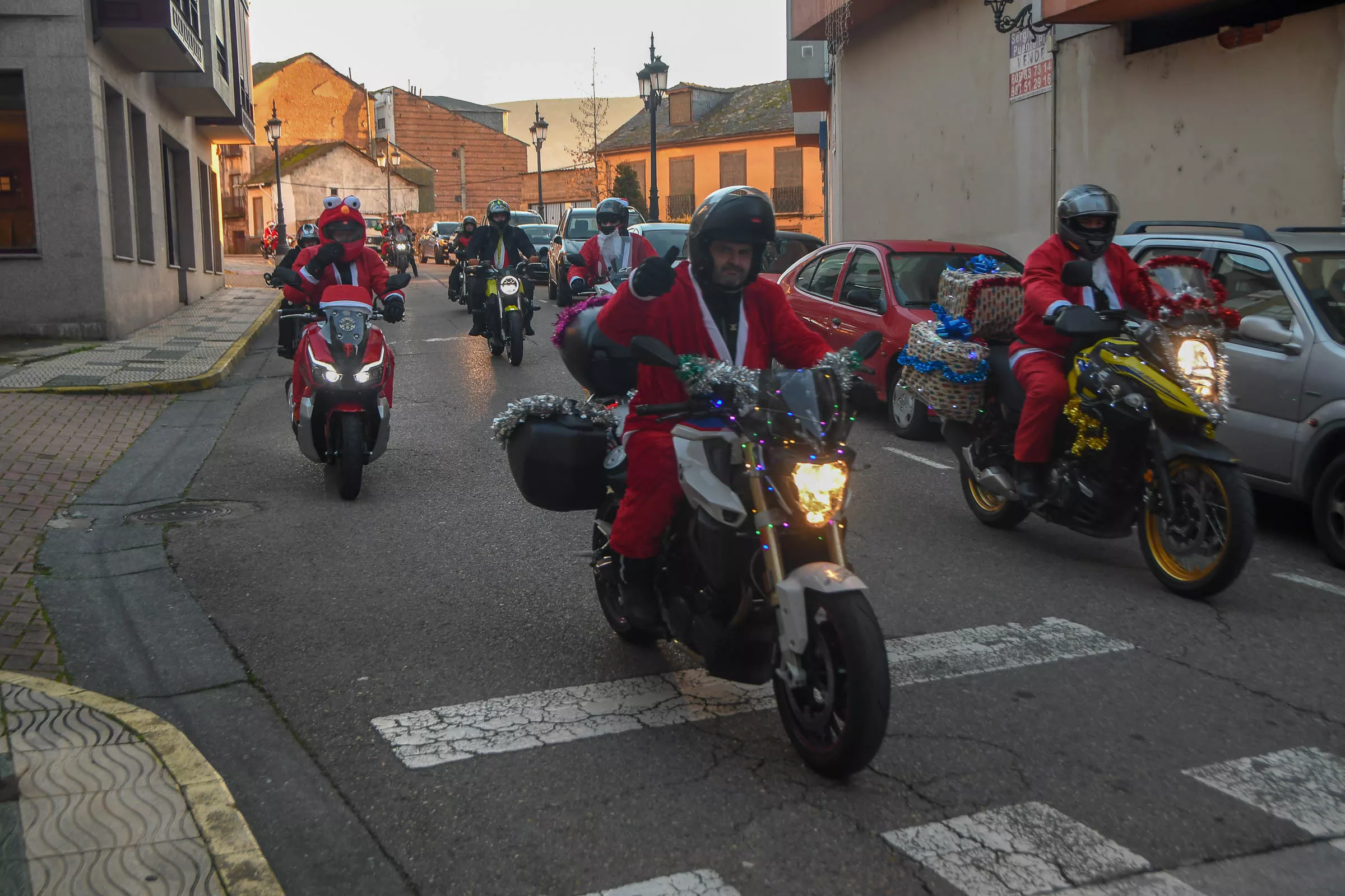 Papanoeles en moto en Bembibre a beneficio de la campaña de juguetes de Cruz Roja