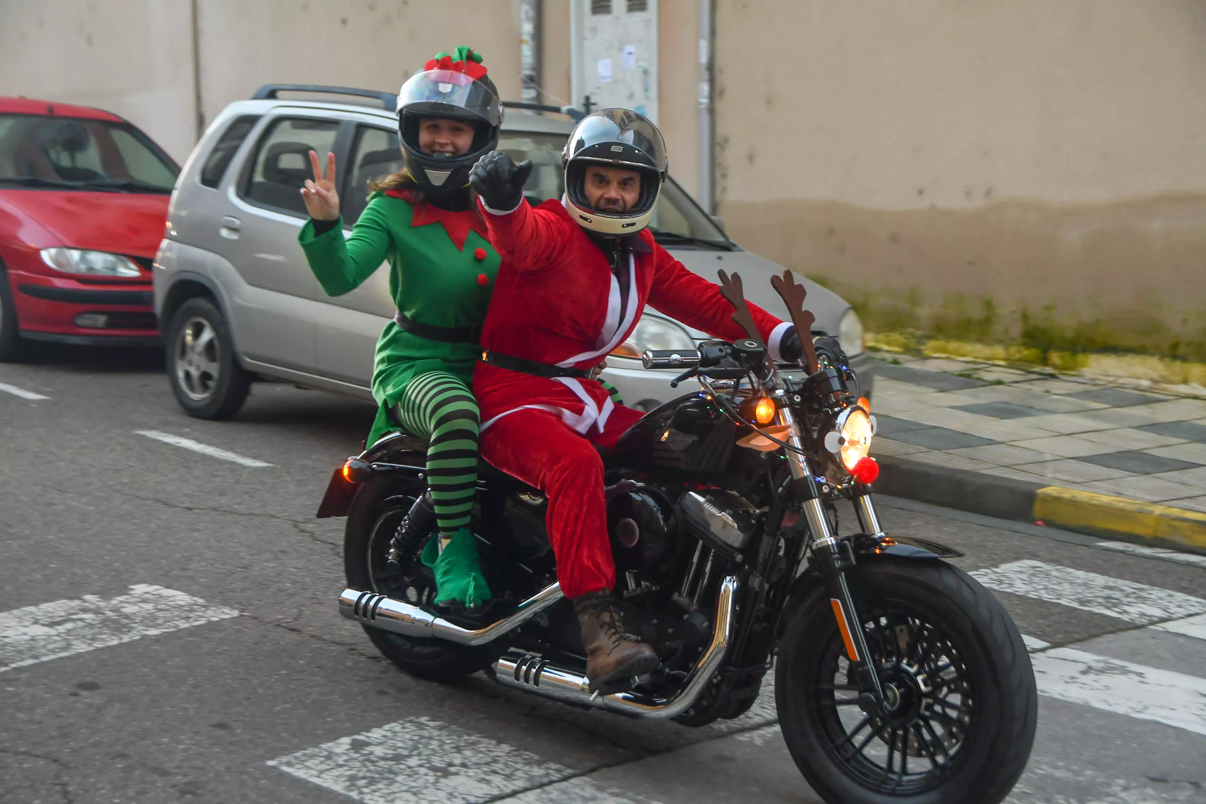 Papanoeles en moto en Bembibre a beneficio de la campaña de juguetes de Cruz Roja