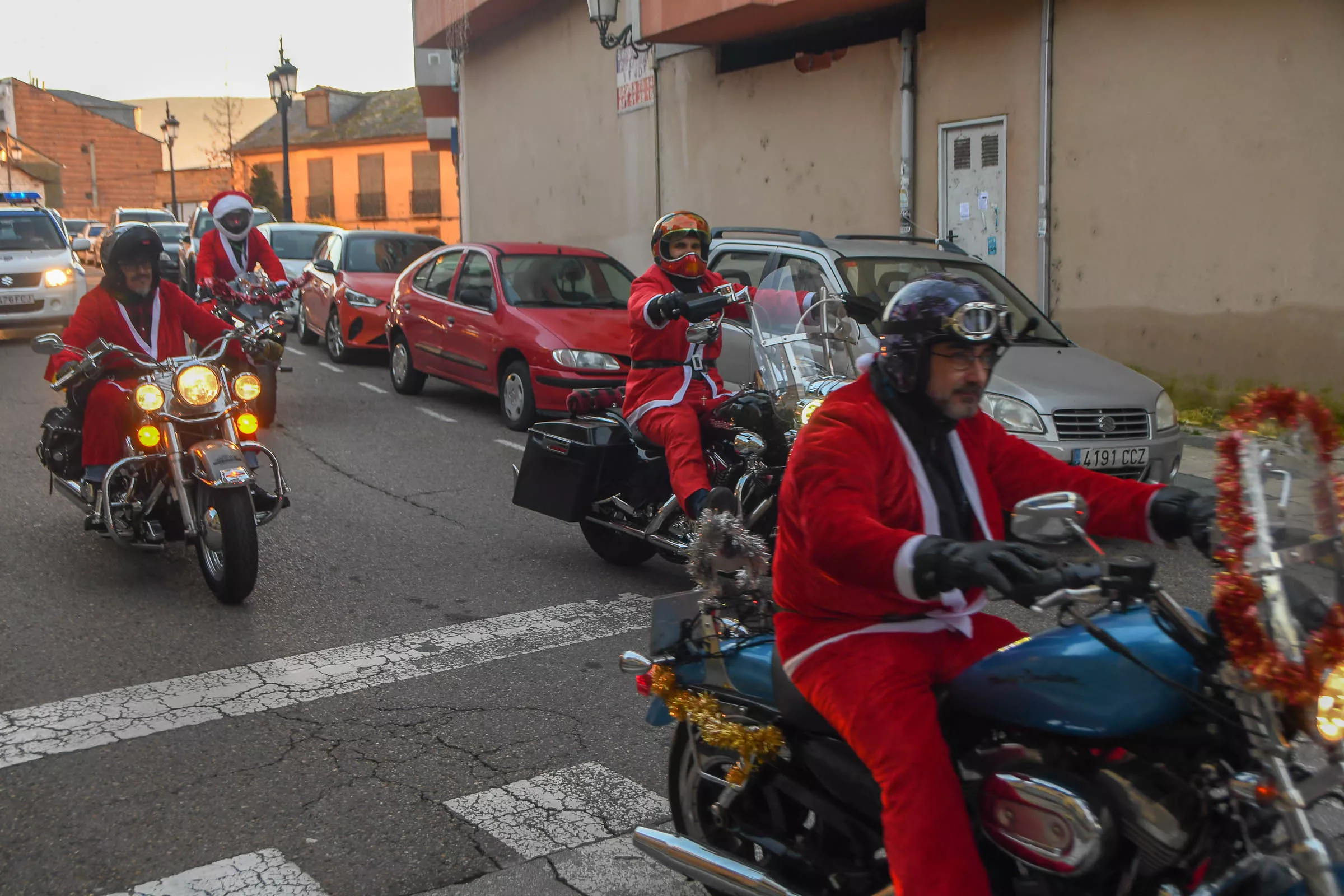 Papanoeles en moto en Bembibre a beneficio de la campaña de juguetes de Cruz Roja