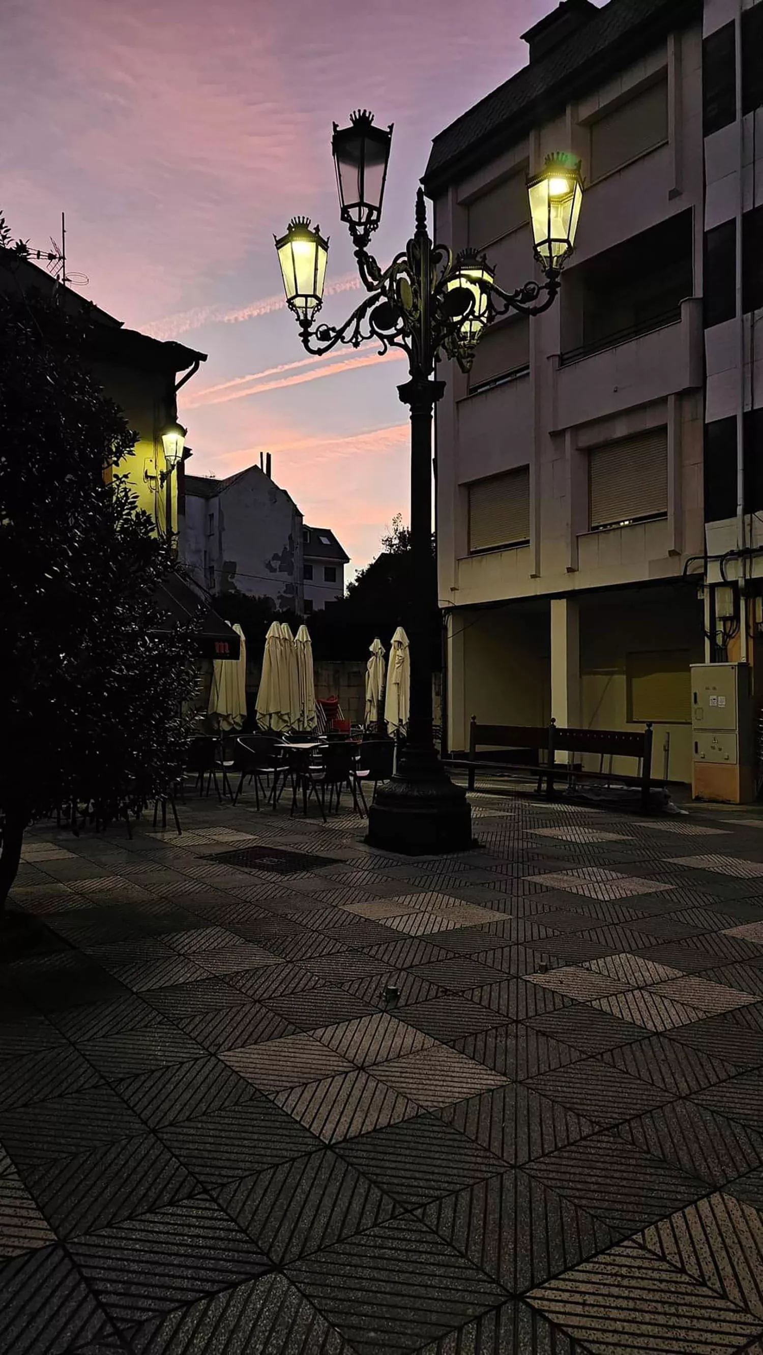 La Plaza Mayor de Bembibre tras el robo del árbol de Navidad