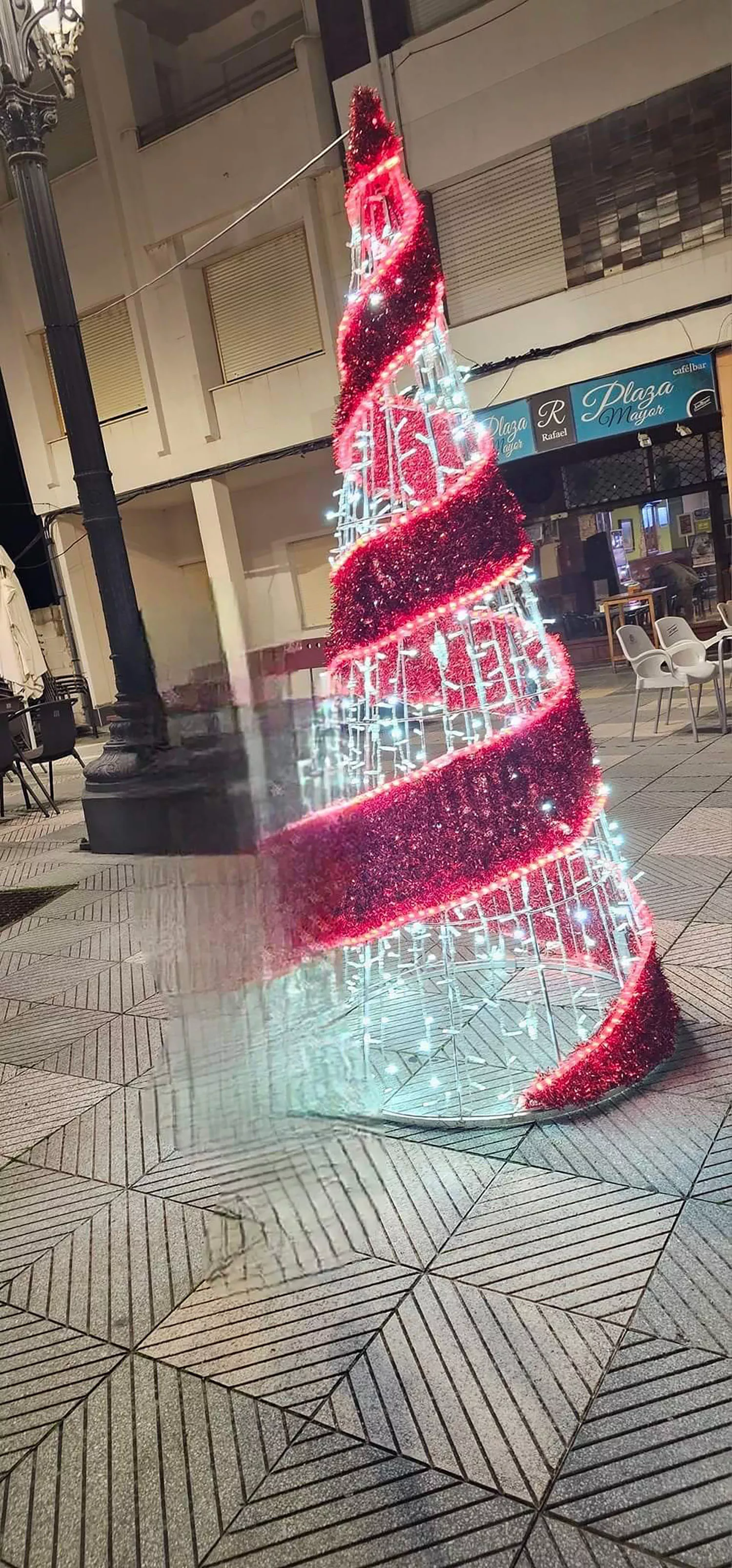 La Plaza Mayor de Bembibre antes del robo del árbol de Navidad