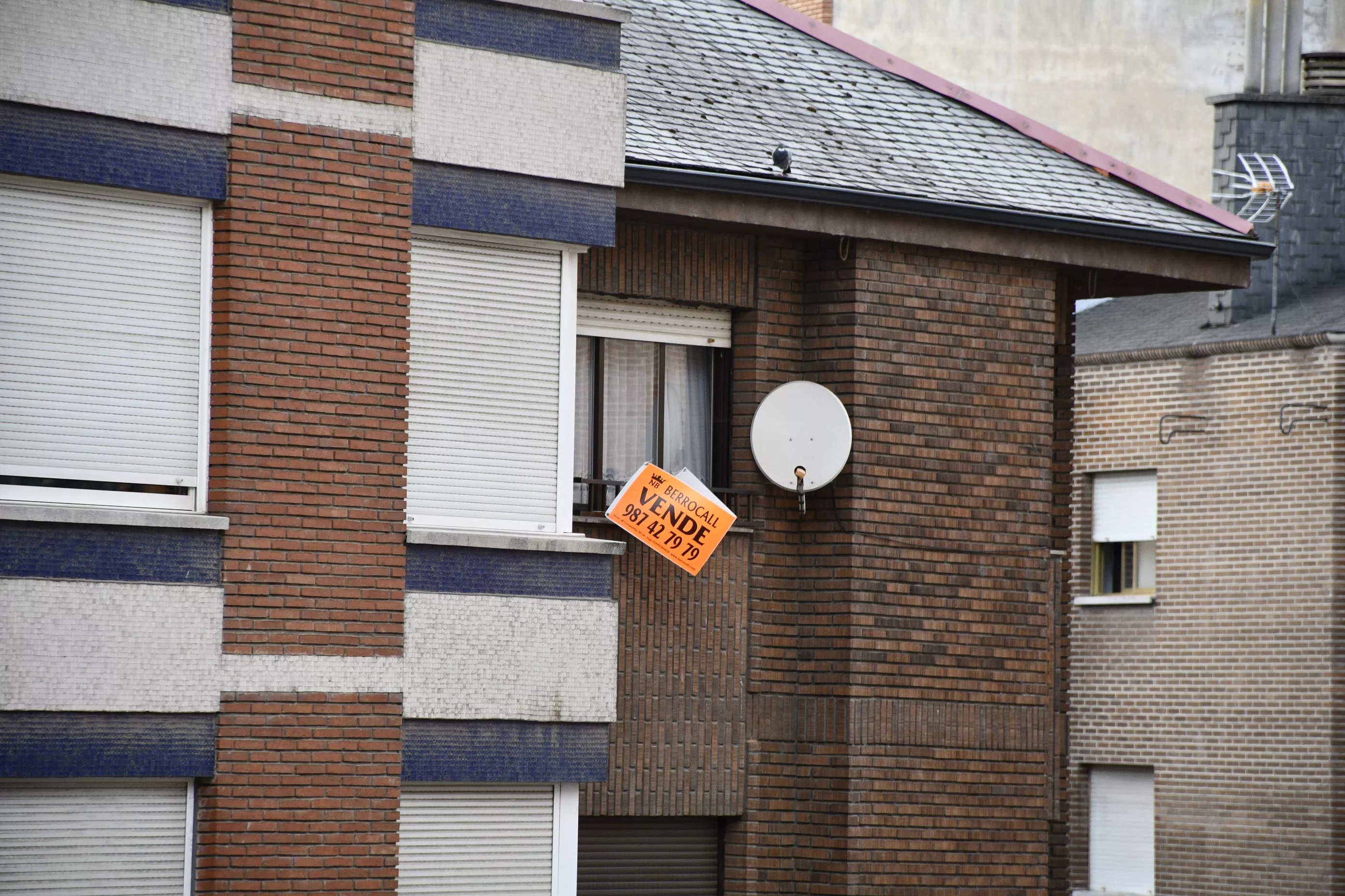 Cartel de 'se vende' en una vivienda en Ponferrada 