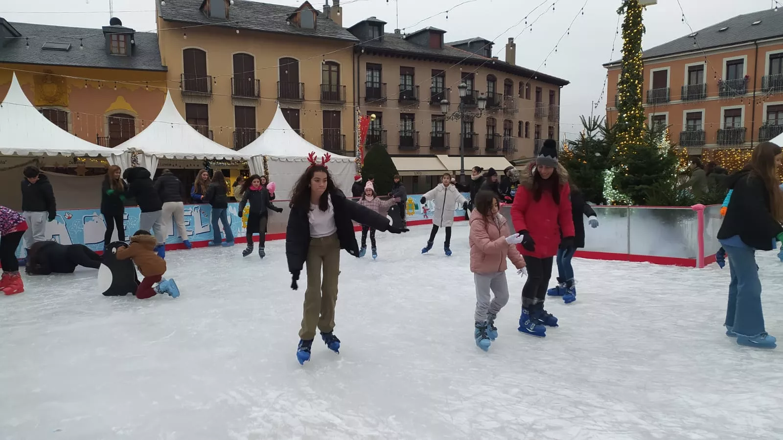 Inauguración de la pista de hielo y del Mercadillo Navideño