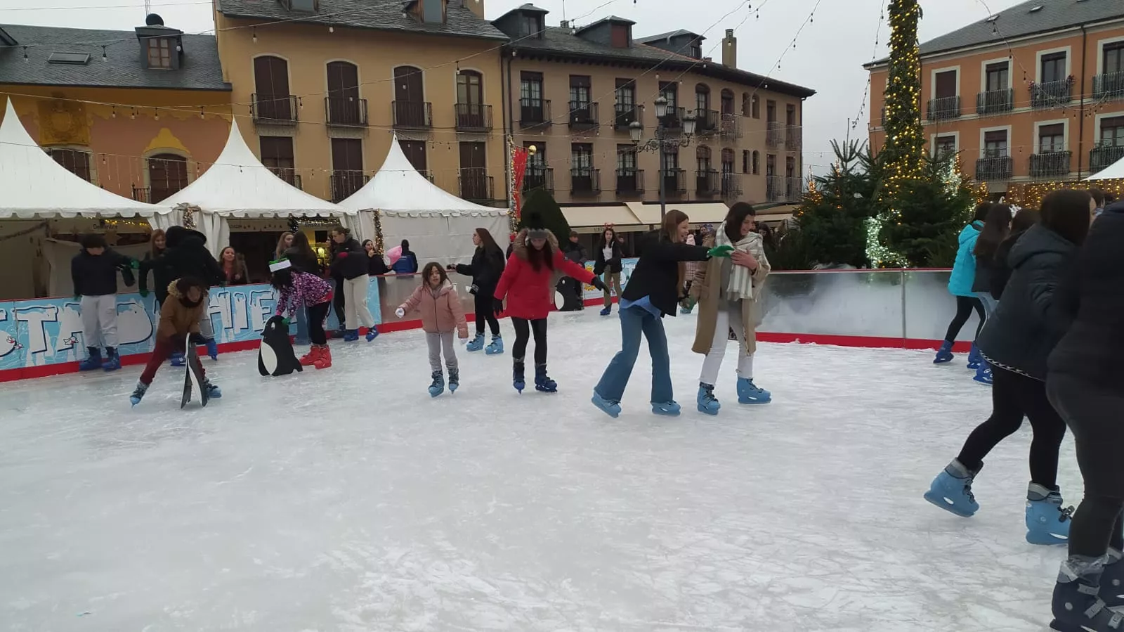 Inauguración de la pista de hielo y del Mercadillo Navideño