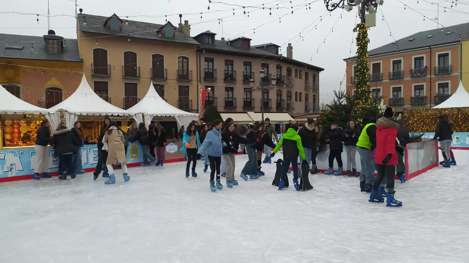 Inauguración de la pista de hielo y del Mercadillo Navideño