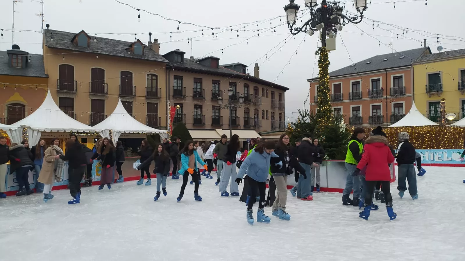 Inauguración de la pista de hielo y del Mercadillo Navideño