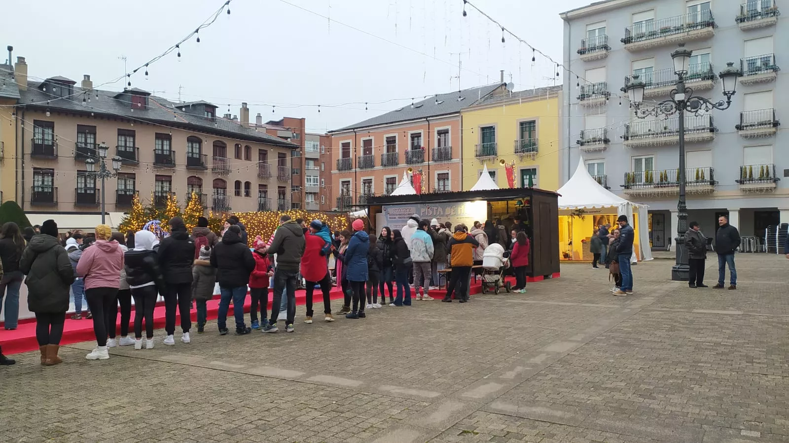 Inauguración de la pista de hielo y del Mercadillo Navideño