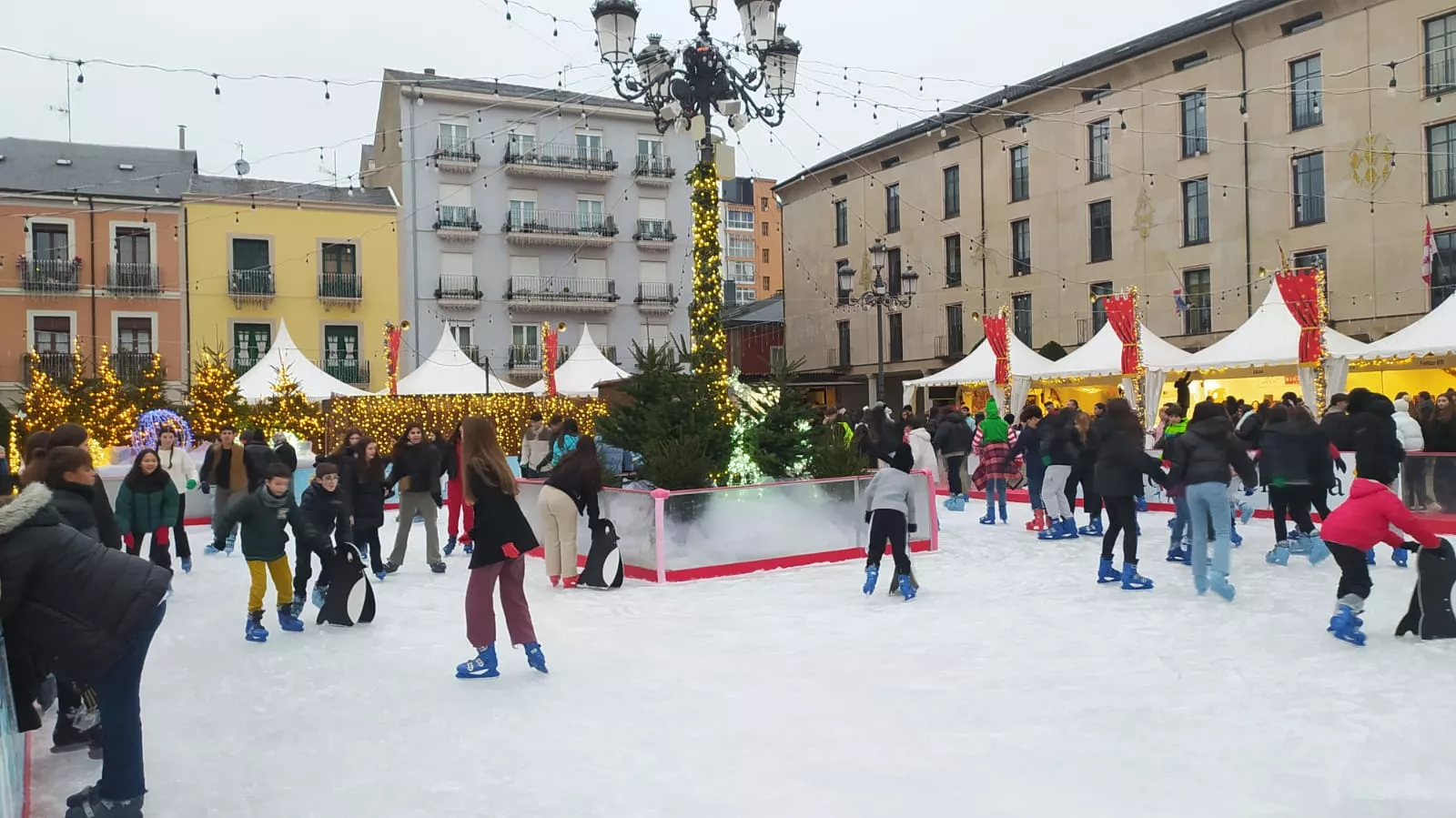 Inauguración de la pista de hielo y del Mercadillo Navideño