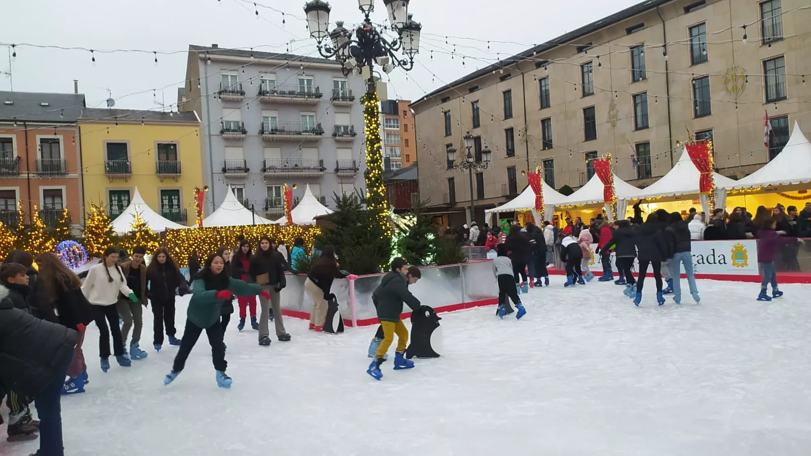 Inauguración de la pista de hielo y del Mercadillo Navideño