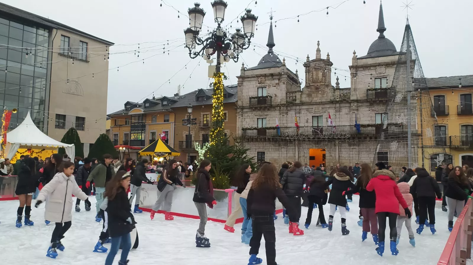 Inauguración de la pista de hielo y del Mercadillo Navideño