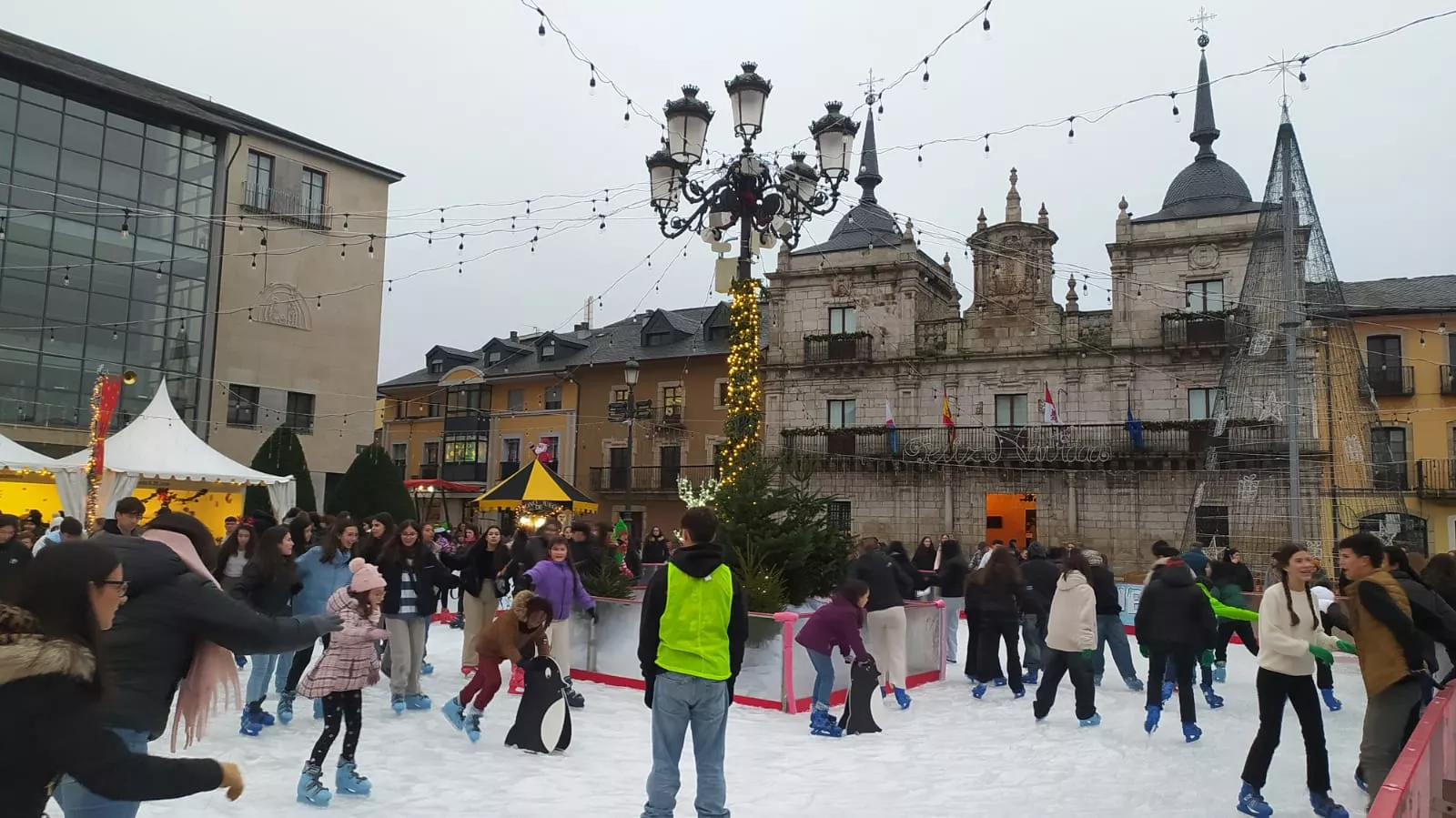 Inauguración de la pista de hielo y del Mercadillo Navideño