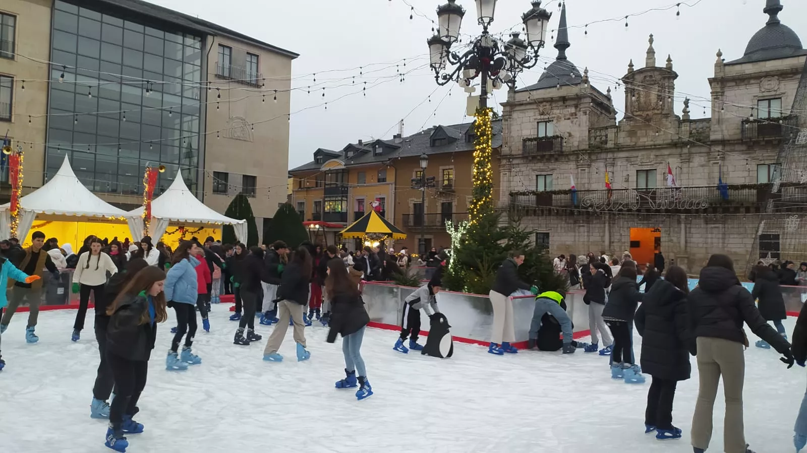 Inauguración de la pista de hielo y del Mercadillo Navideño