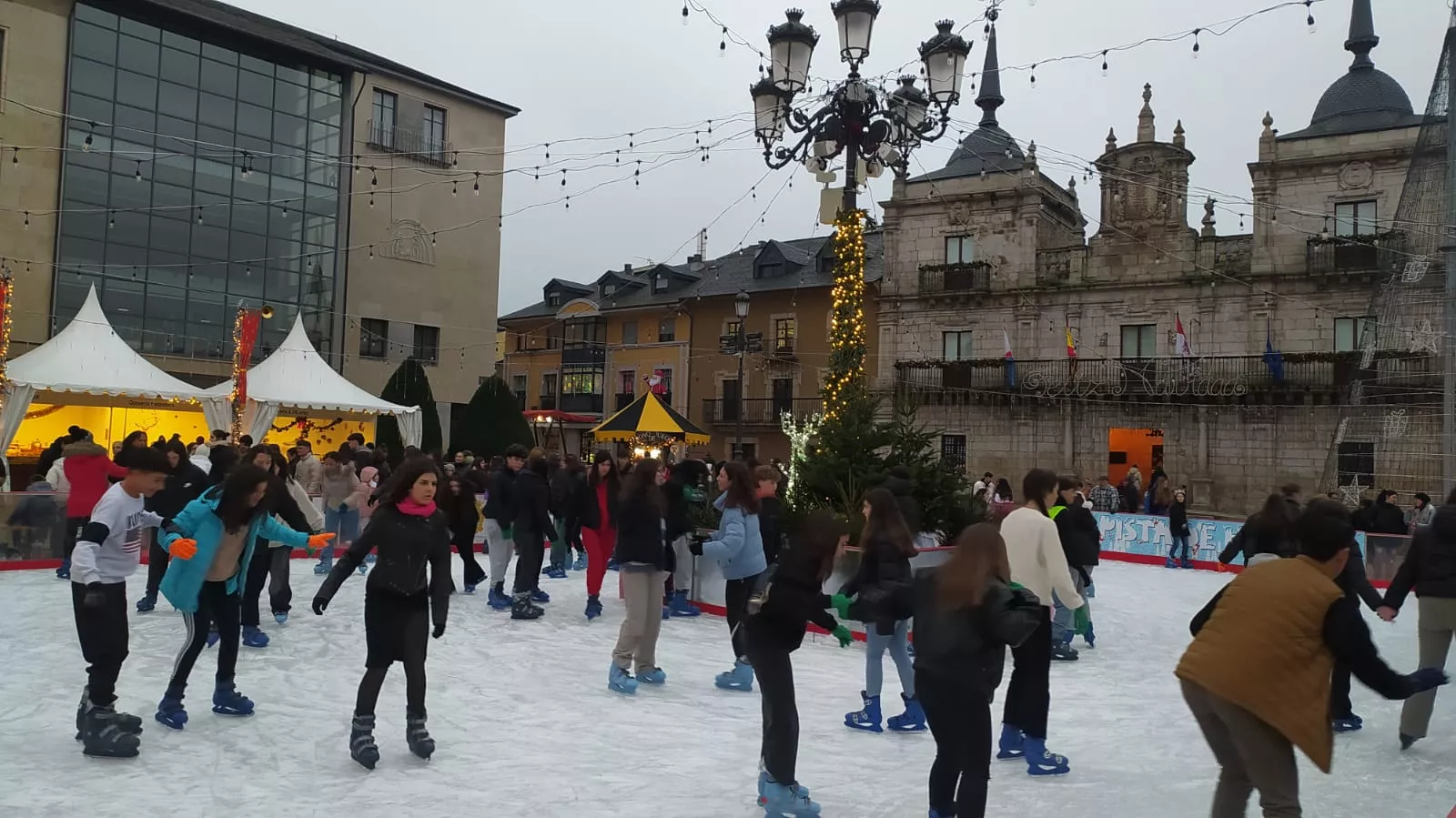 Inauguración de la pista de hielo y del Mercadillo Navideño