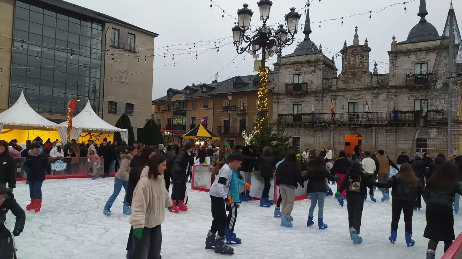 Inauguración de la pista de hielo y del Mercadillo Navideño